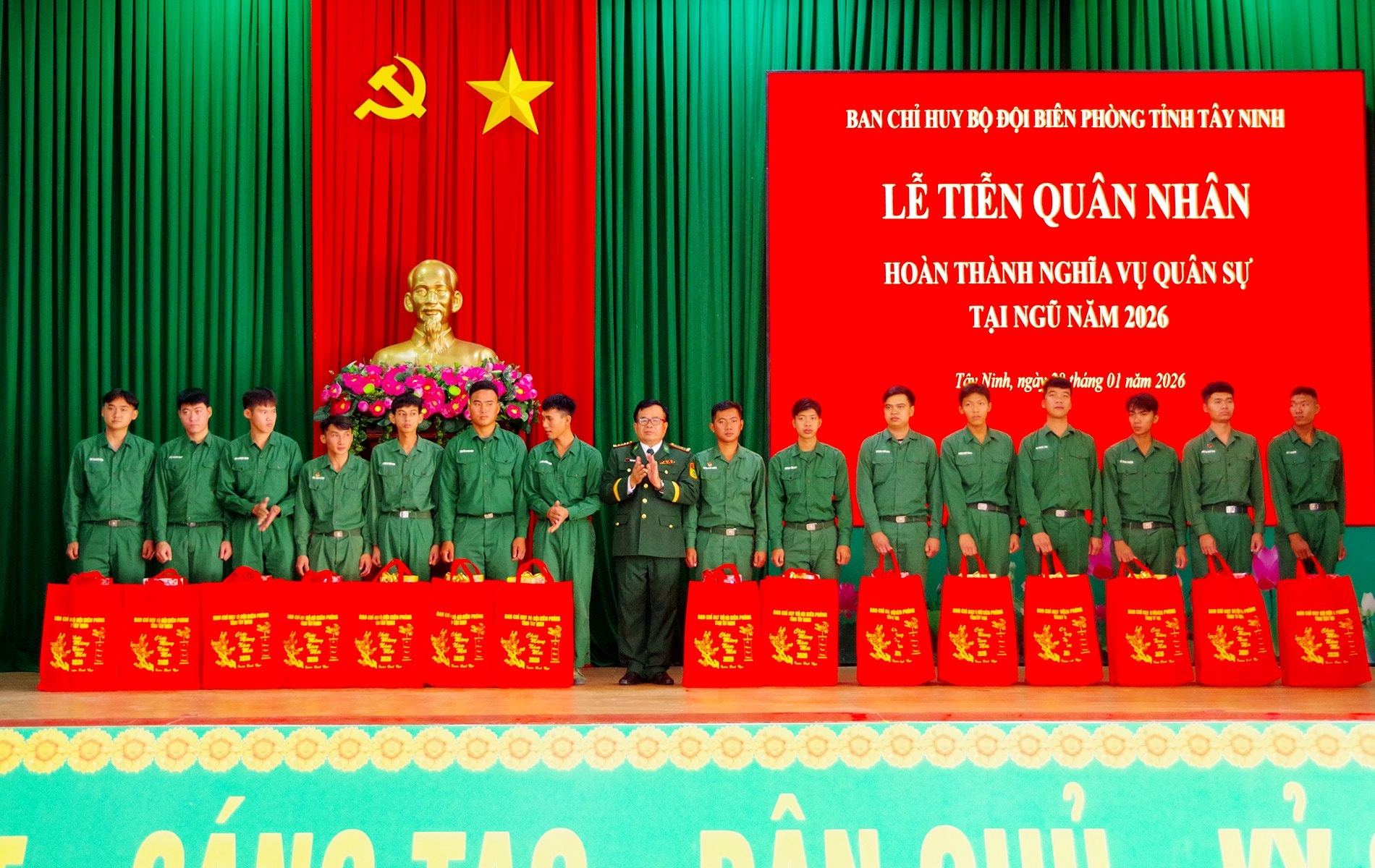 a4_dai-ta-pham-van-co-pho-chi-huy-truong-tham-muu-truong-ban-chi-huy-bo-doi-bien-phong-tinh-tay-ninh-tang-qua-dong-vien-cac-quan-nhan-xuat-ngu-tro-ve-dia-phuong.jpg