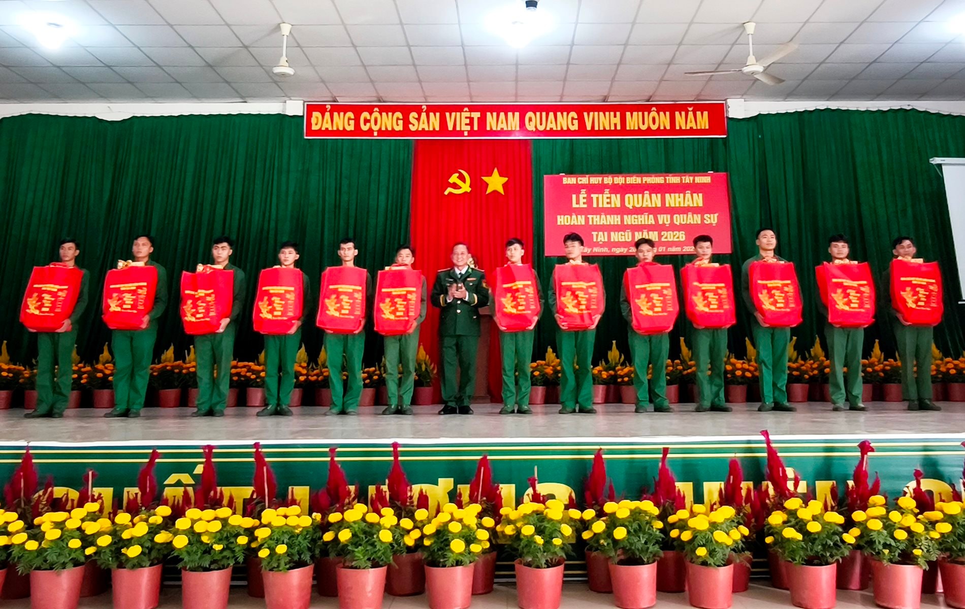 a5_thuong-ta-le-trong-tinh-pho-chi-truong-ban-chi-huy-bo-doi-bien-phong-tinh-tang-qua-dong-vien-cac-quan-nhan-xuat-ngu-tro-ve-dia-phuong.jpg