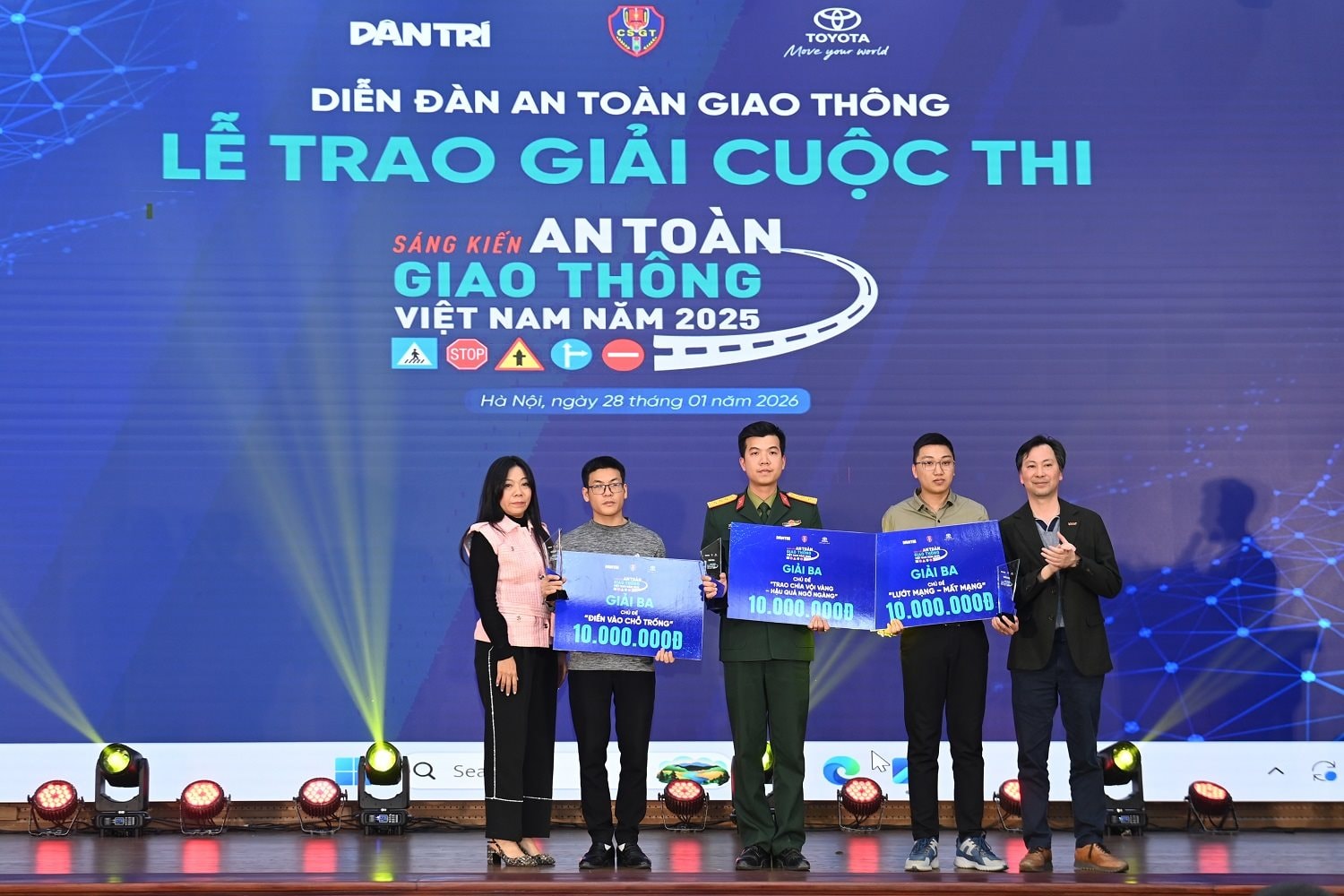 dai-dien-toyota-viet-nam-trao-giai-ba-cho-chu-de-luot-mang-mat-mang-dien-vao-cho-trong-va-trao-chia-voi-vang-hau-qua-ngo-ngang.jpg