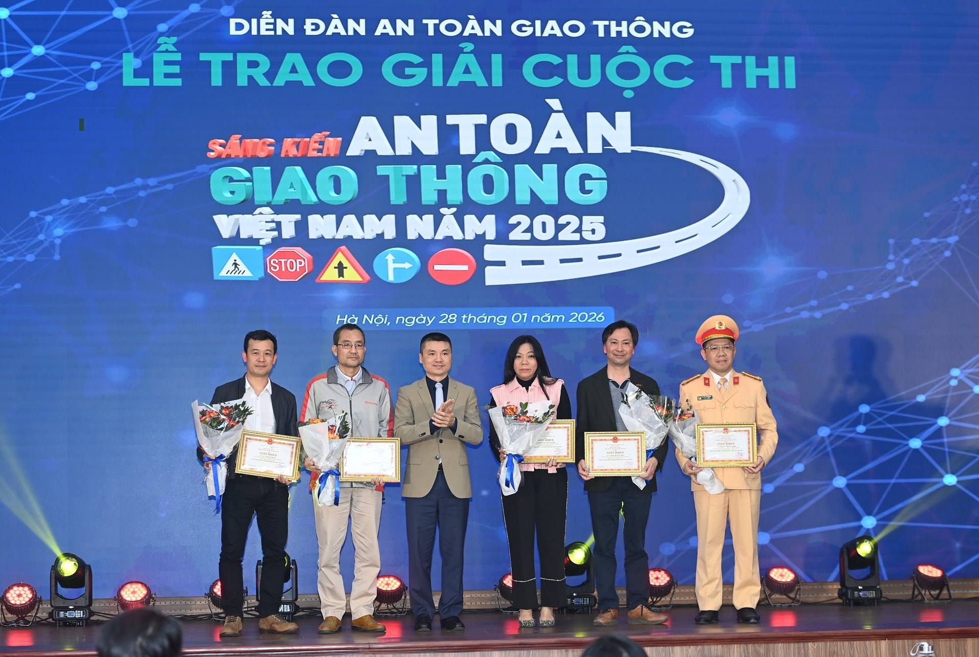 le-trao-giai-chuong-trinh-sang-kien-an-toan-giao-thong-viet-nam-nam-2025-1-.jpg
