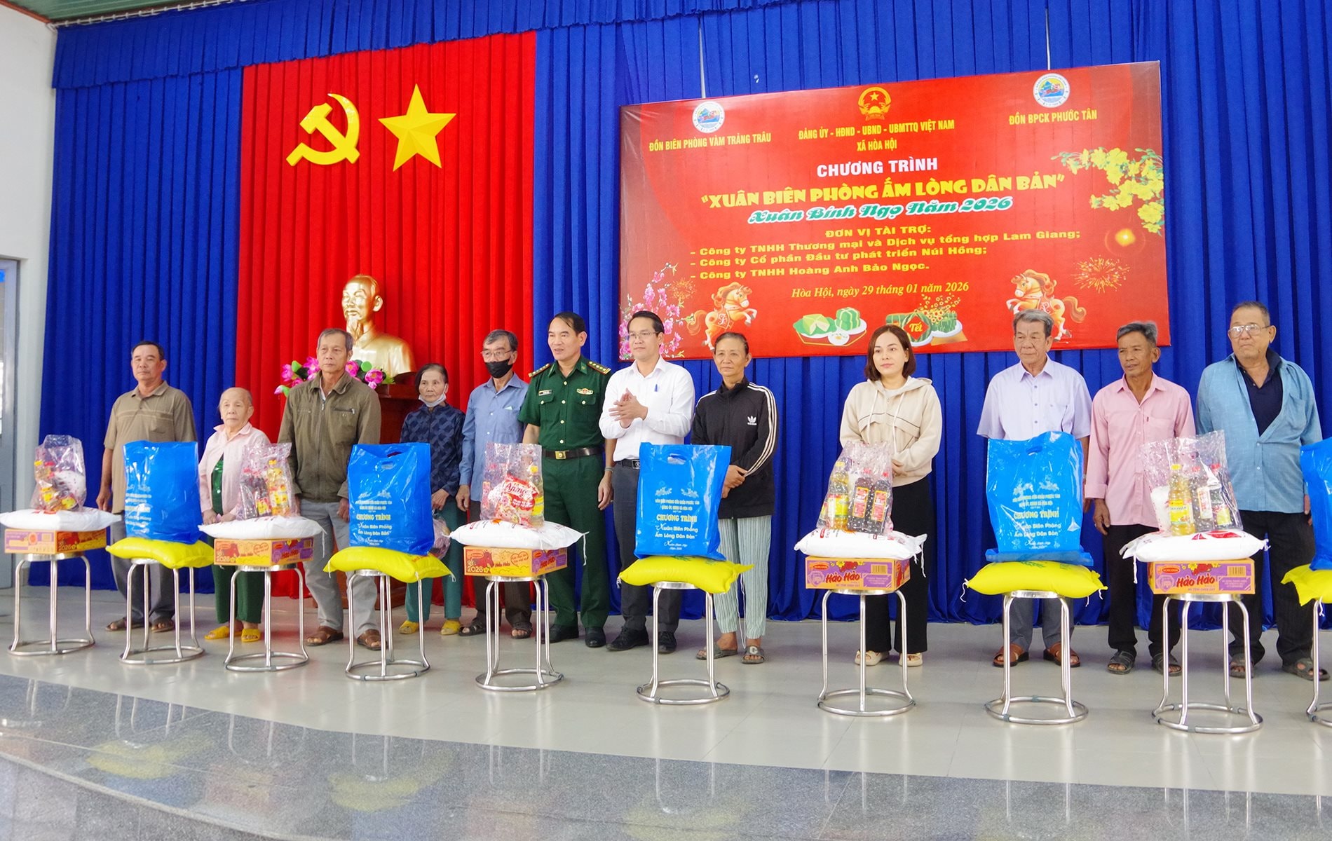 a3_dai-ta-vu-minh-tung-pho-chinh-uy-ban-chi-huy-bo-doi-bien-phong-tinh-cung-lanh-dao-dia-phuong-trao-qua-tet-cho-nguoi-dan.jpg