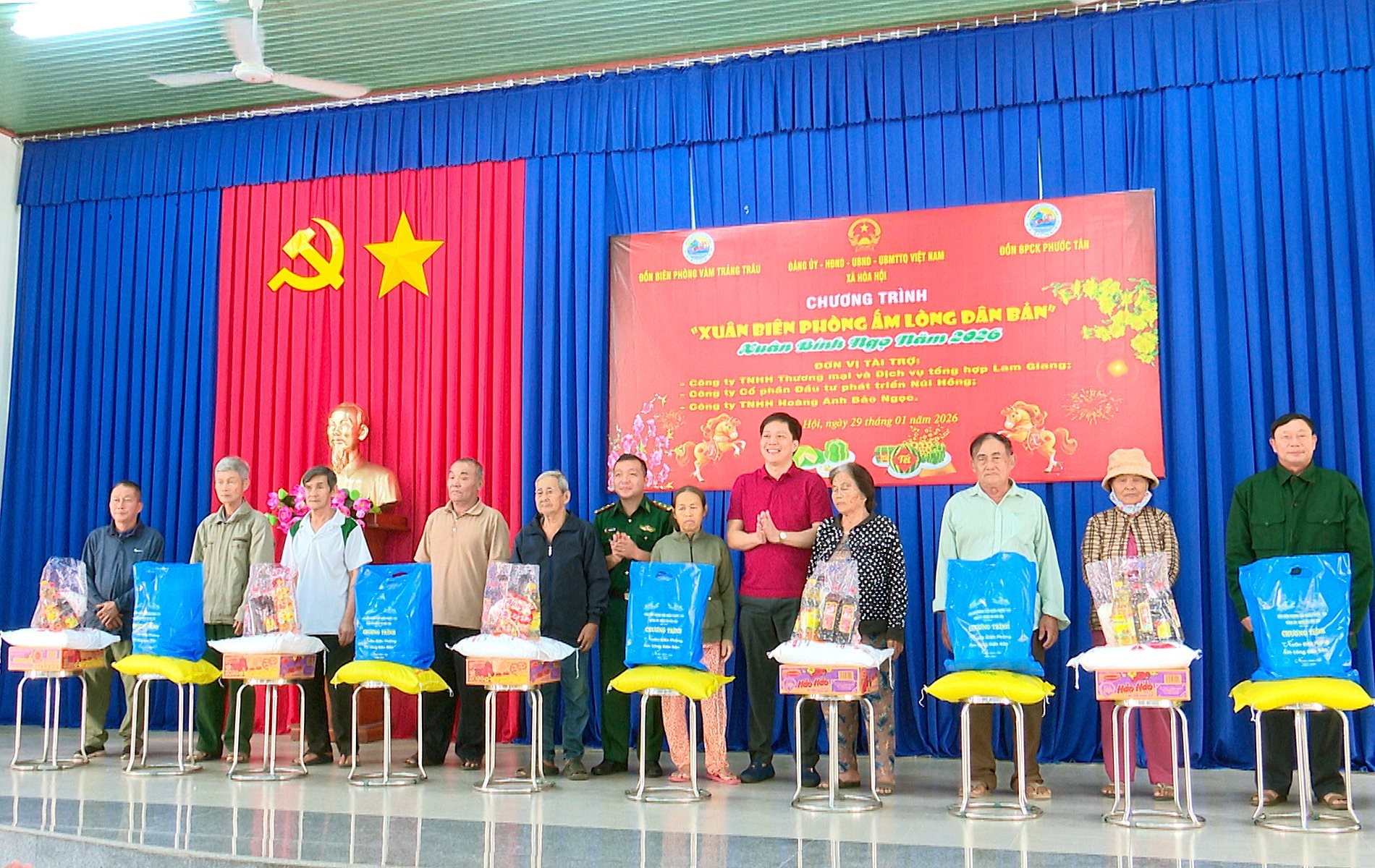 a4_ban-chi-huy-don-bien-phong-vam-trang-trau-va-nha-hao-tam-don-vi-tai-tro-trao-qua-tet-cho-nguoi-dan.jpg