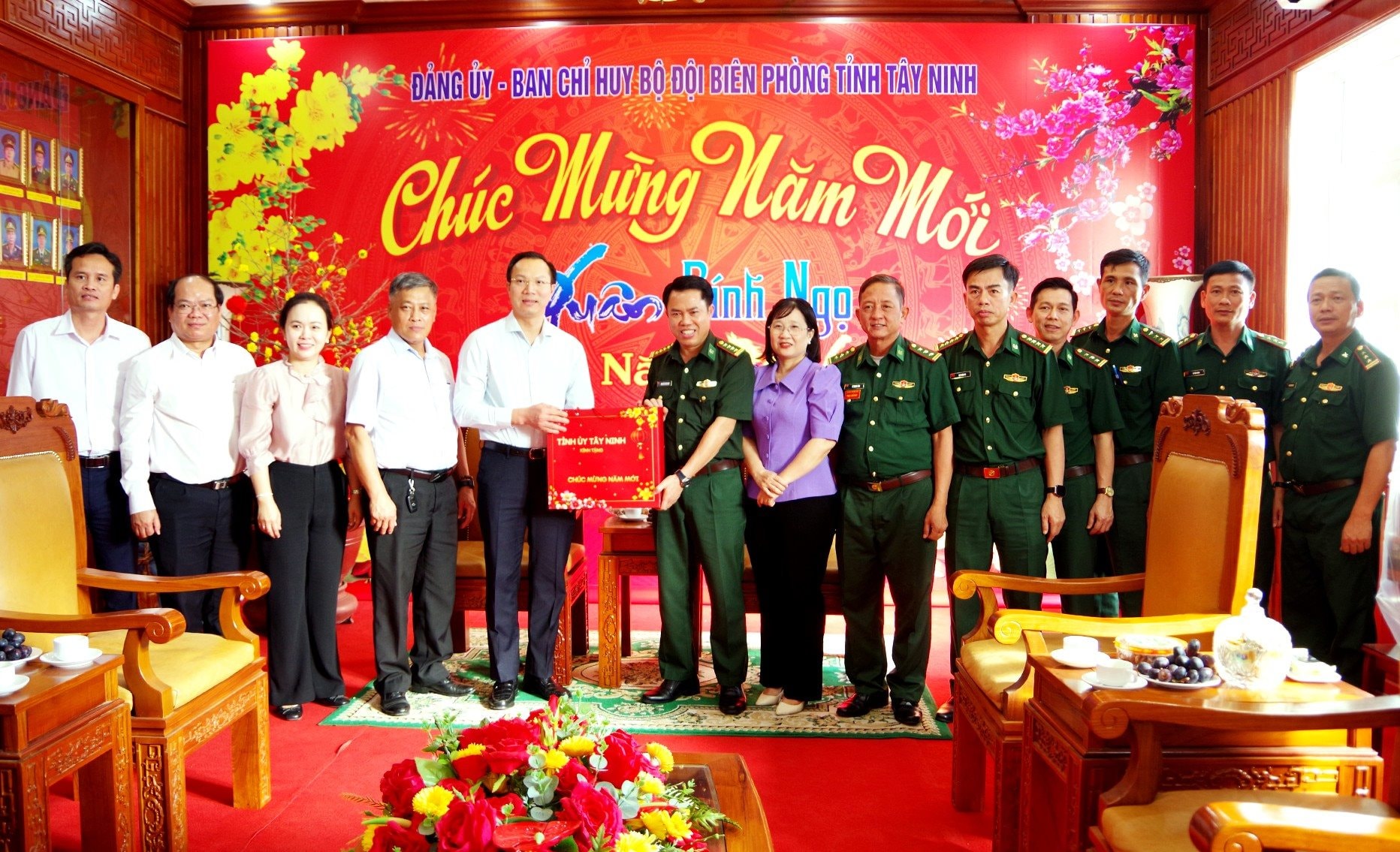 a1_pho-chu-tich-ubnf-tinh-tang-qua-chuc-tet-cbcs-babp-tinh-tay-ninh.jpg