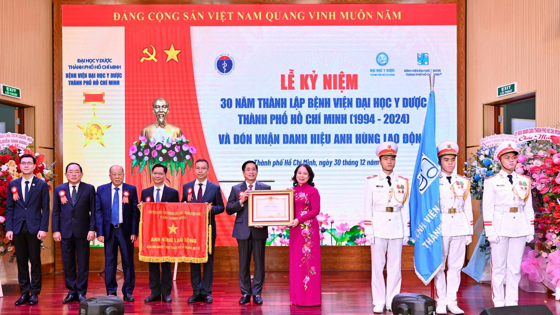 benh-vien-vinh-du-don-nhan-danh-hieu-cao-quy-anh-hung-lao-dong.png