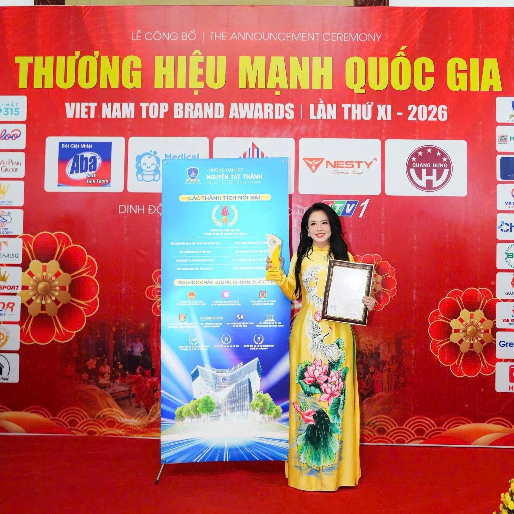 pgs.ts.-nguyen-lan-phuong-vua-duoc-vinh-danh-nha-lanh-dao-doanh-nghiep-gioi-viet-nam-business-awards-2026-2-.jpg