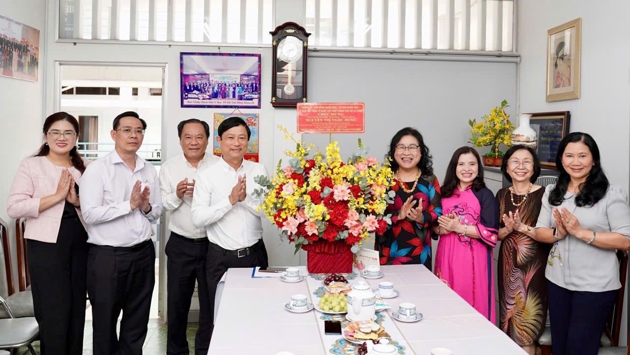 ong-vo-van-minh-uy-vien-trung-uong-dang-pho-bi-thu-thanh-uy-chu-tich-hdnd-thanh-pho-cung-doan-cong-tac-tham-hoi-chuc-mung-pgs.ts.bs-nguyen-thi-ngoc-dung.jpg