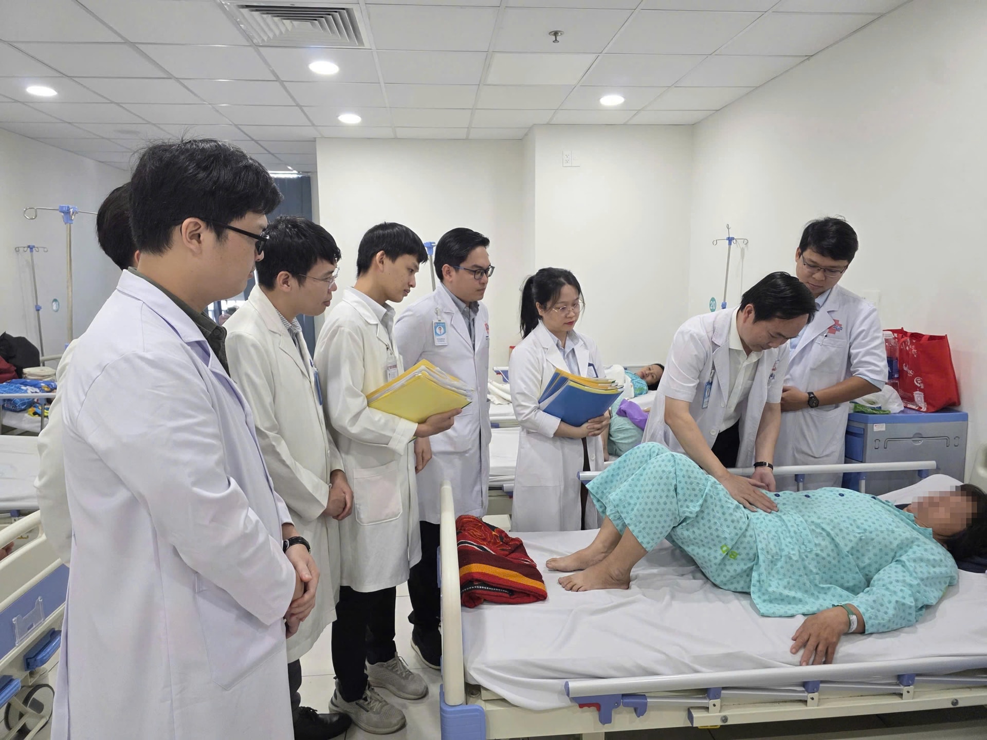 hinh-4-tsbsckii-nguyen-phu-huu-cung-doi-ngu-y-bac-si-tham-kham-nguoi-benh.jpg
