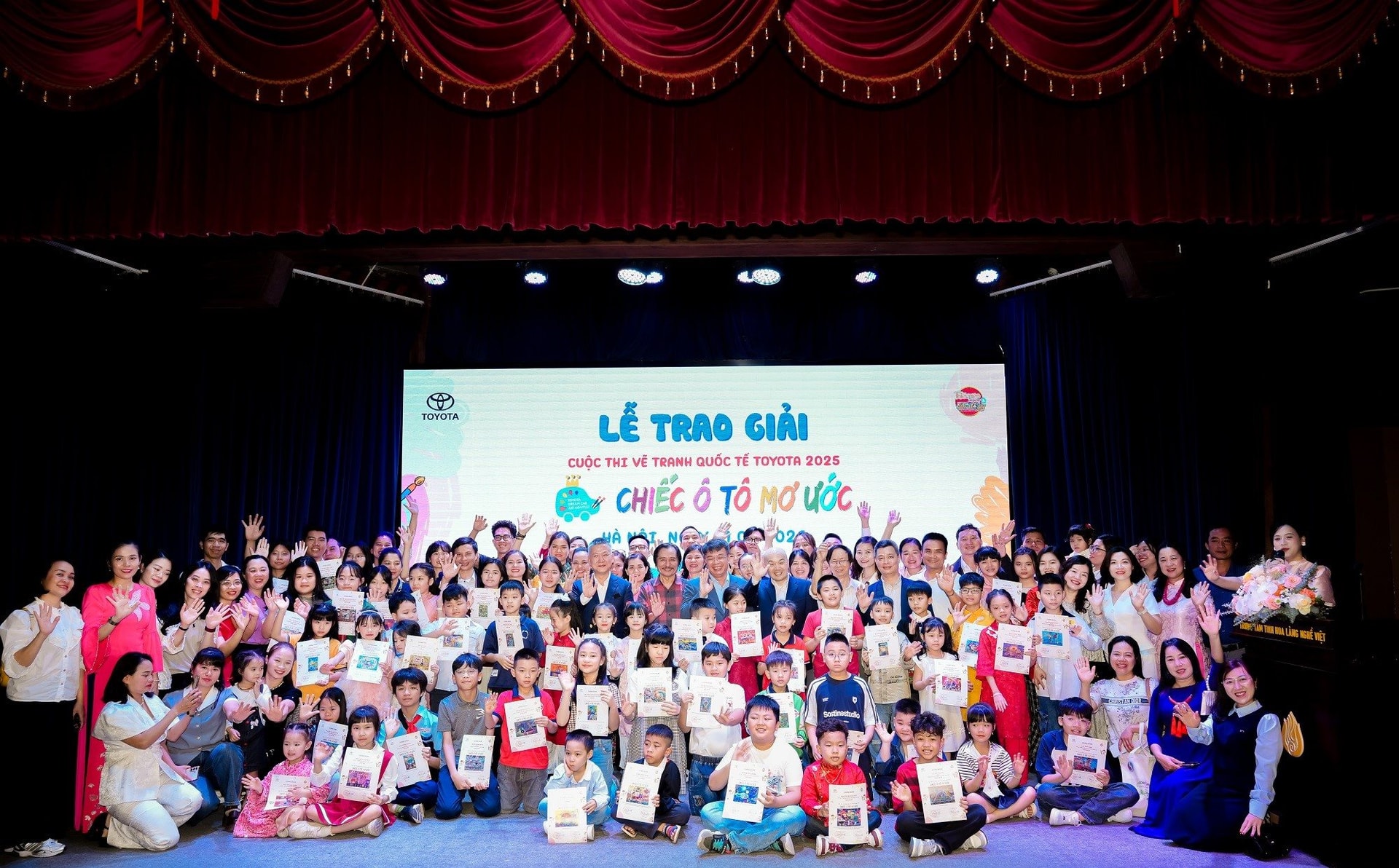 le-trao-giai-cuoc-thi-ve-tranh-quoc-te-toyota-chiec-o-to-mo-uoc-nam-2025.jpg