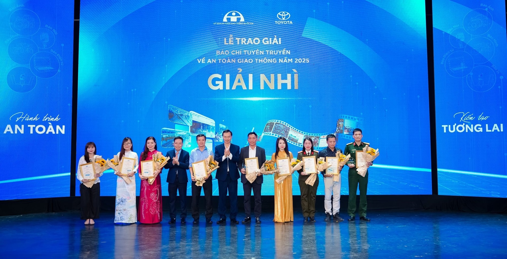 ban-giam-khao-trao-10-giai-nhi.jpg
