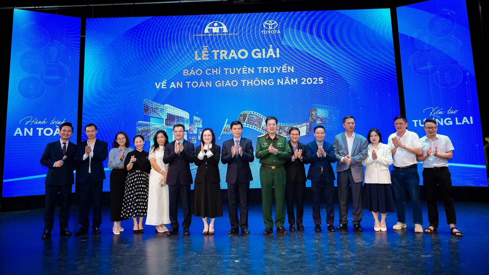 le-trao-giai-thuong-bao-chi-tuyen-truyen-ve-an-toan-giao-thong-nam-2025-.jpg
