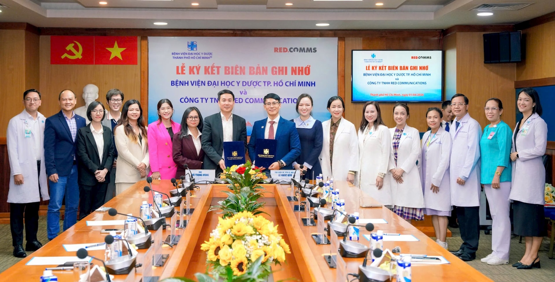 lanh-dao-va-dai-bieu-benh-vien-dai-hoc-y-duoc-tp.-ho-chi-minh-va-red-communications-ky-ket-hop-tac-chien-luoc-ve-truyen-thong-y-te.jpg