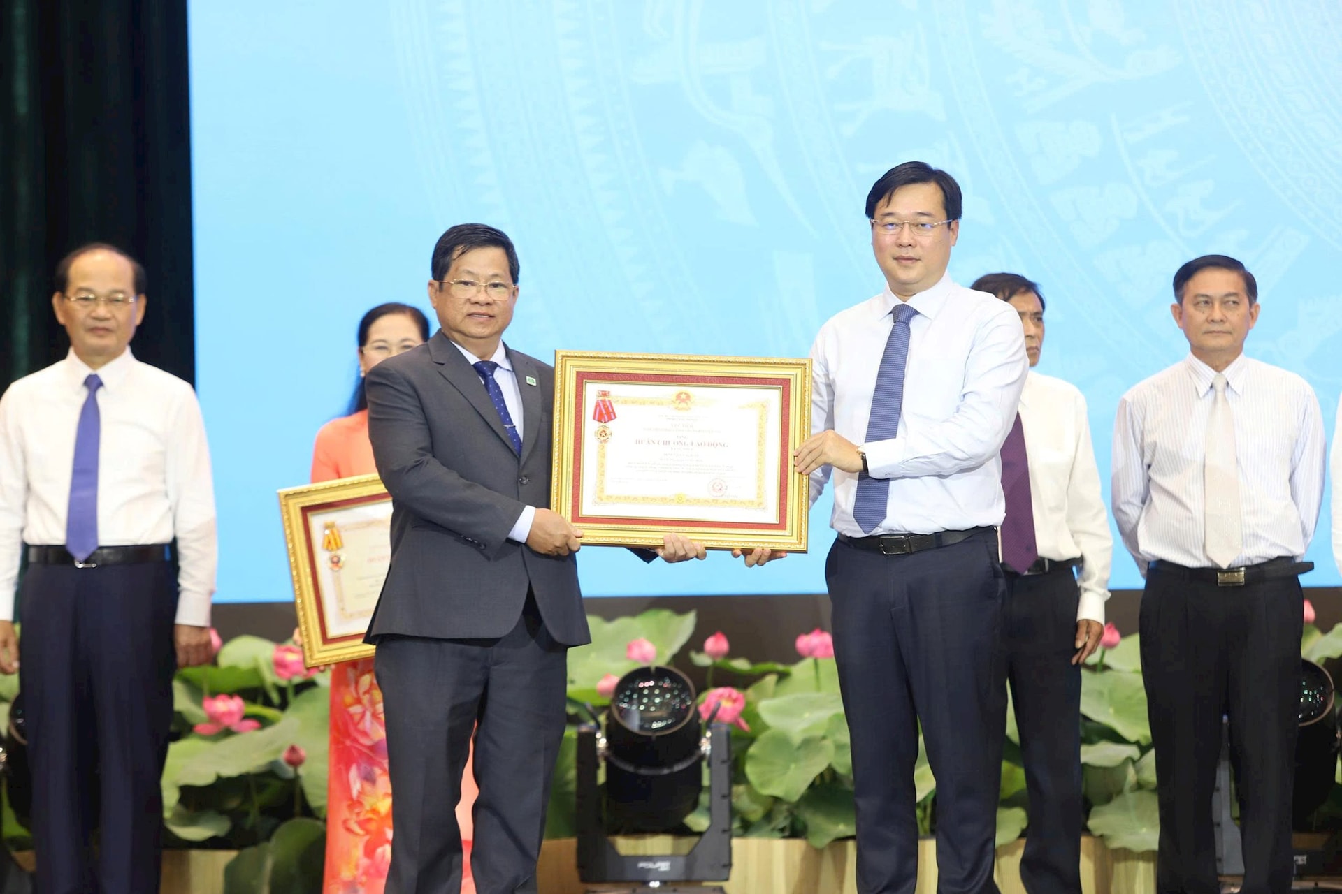 trao-huan-chuong-lao-dong.jpg