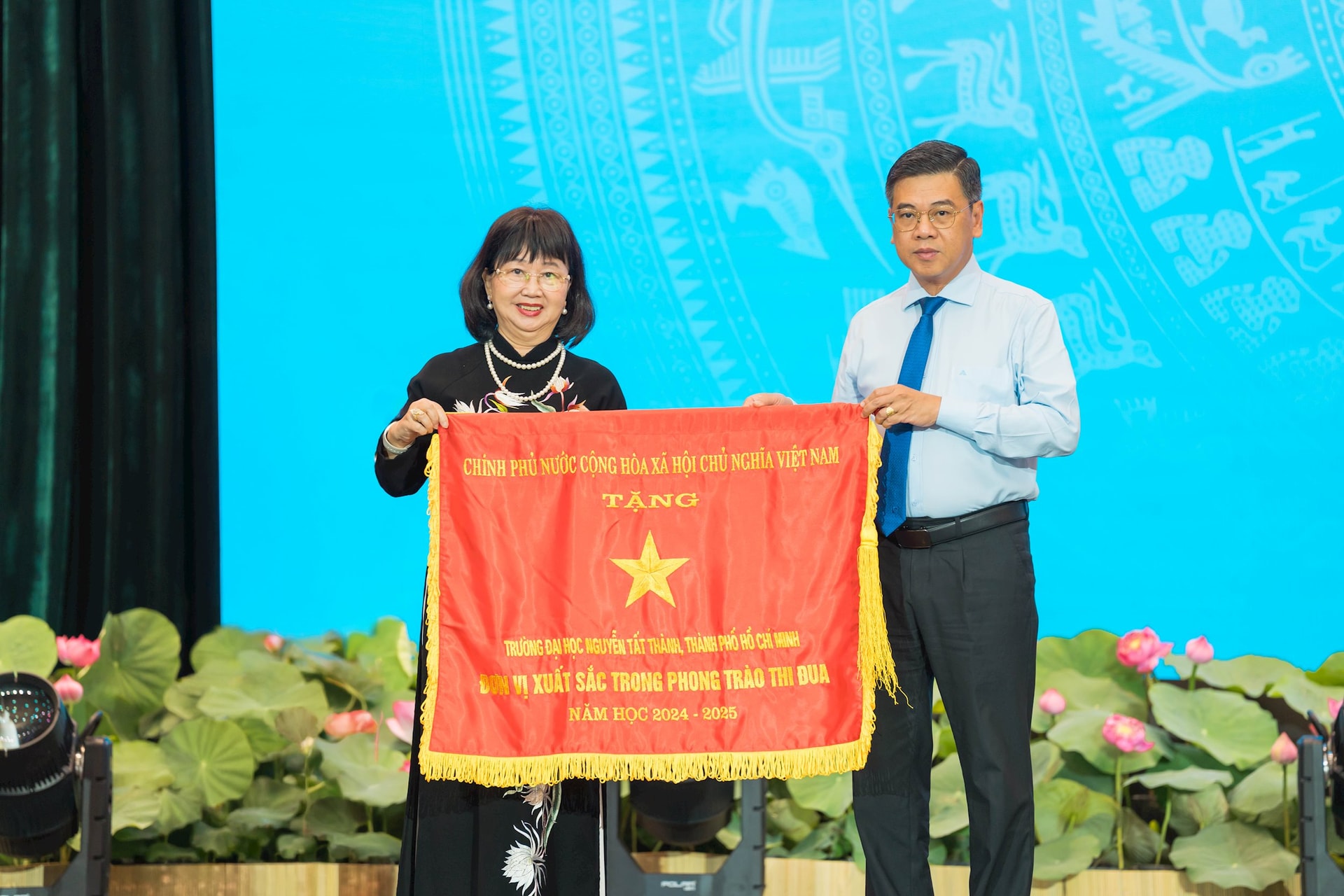 ong-nguyen-van-dung-pho-chu-tich-hdnd-tp.hcm-trao-tang-co-thi-dua-cua-chinh-phu-cho-truong-dh-nguyen-tat-thanh.jpg