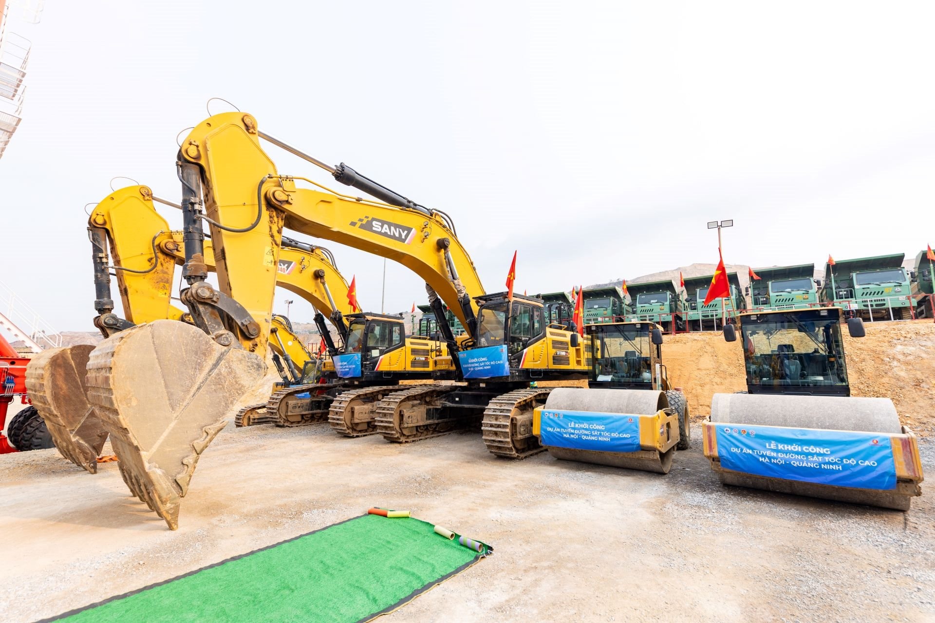 a7_-may-moc-san-sang-cho-le-khoi-cong-tuyen-duong-sat-toc-do-cao-ha-noi-quang-ninh..jpg