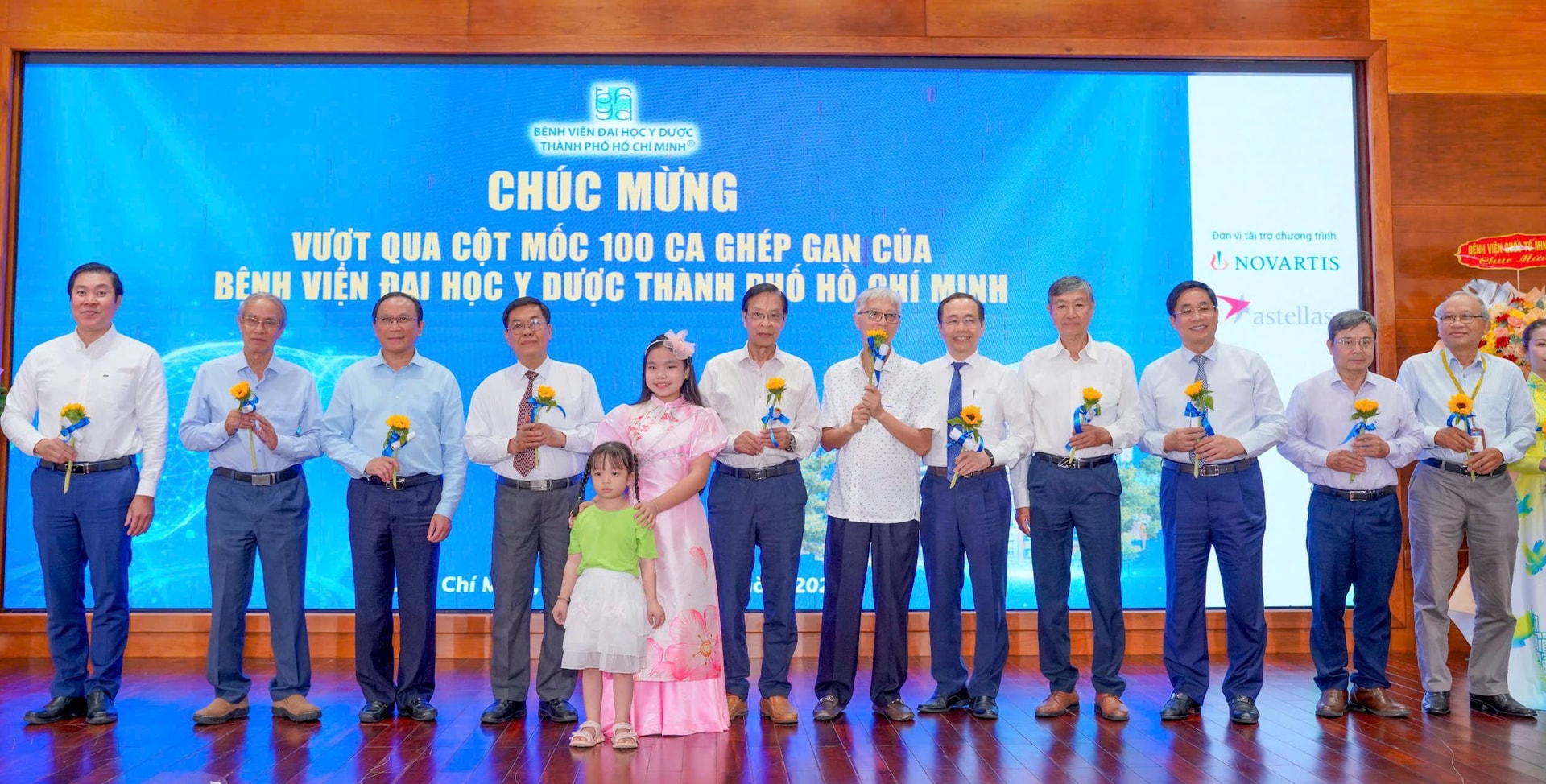 cac-thay-co-chup-hinh-luu-niem-tai-chuong-trinh-ghi-dau-cot-moc-vuot-100-ca-ghep-gan-tai-benh-vien-dai-hoc-y-duoc-tp.-ho-chi-minh.jpg