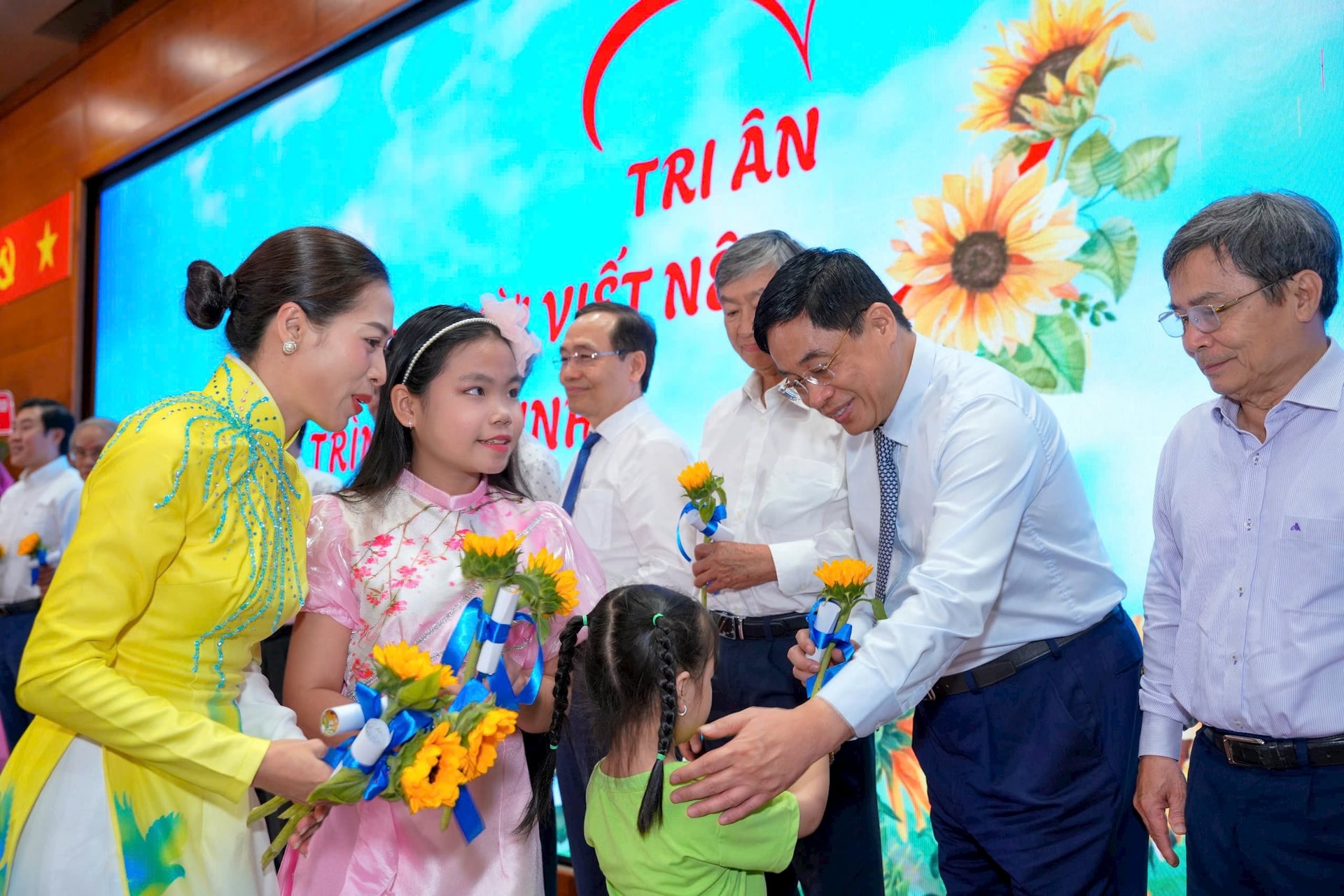 dai-dien-nguoi-benh-va-cac-the-he-hoc-tro-gui-hoa-va-thu-tri-an-den-quy-thay-co-nhu-loi-cam-on-chan-thanh-doi-voi-nhung-dong-gop-trong-hanh-trinh-ghep-gan.jpg