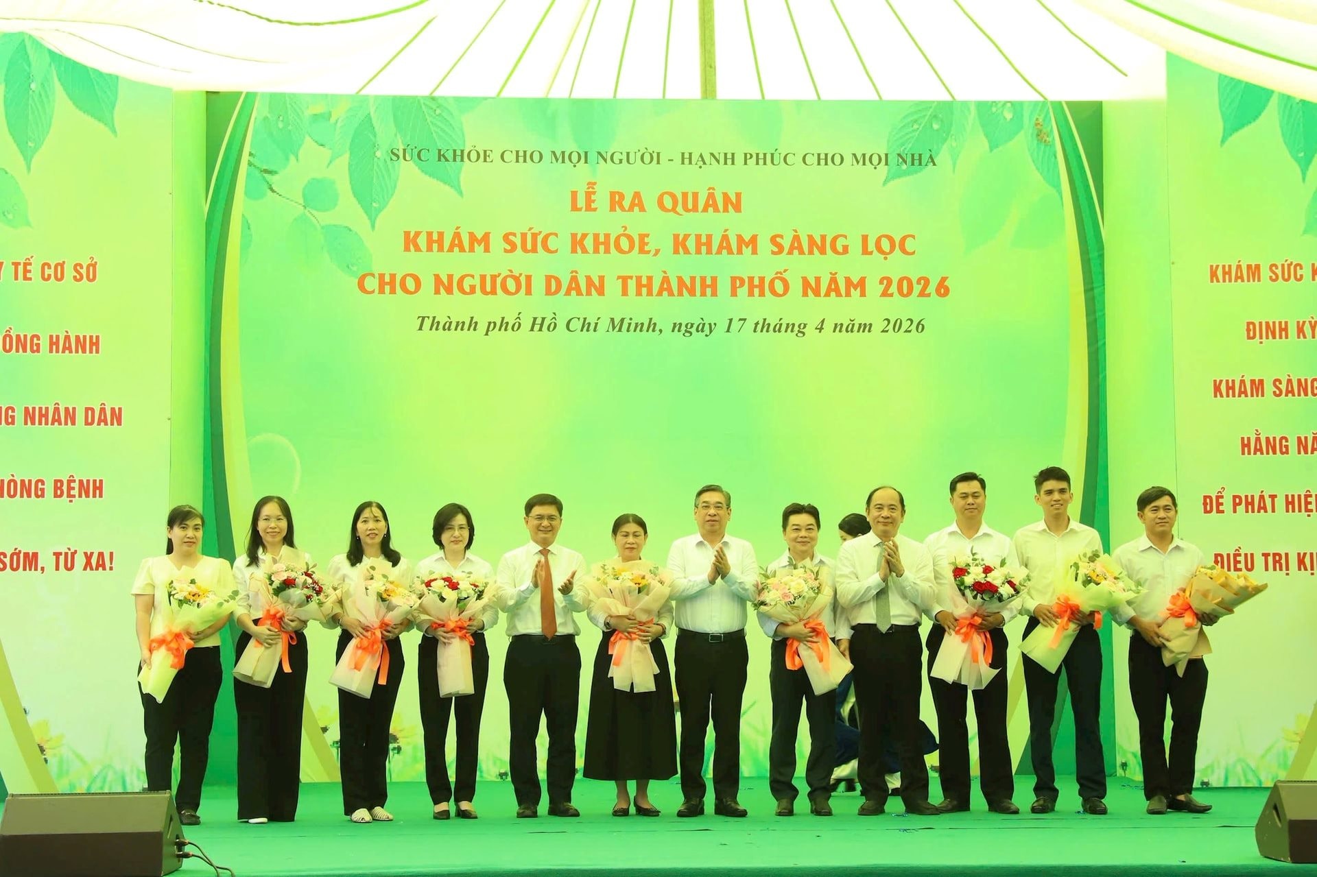 hinh-13-lanh-dao-tp.hcm-tang-hoa-dong-vien-cho-giam-doc-cac-tram-y-te-ngay-17-4.jpg