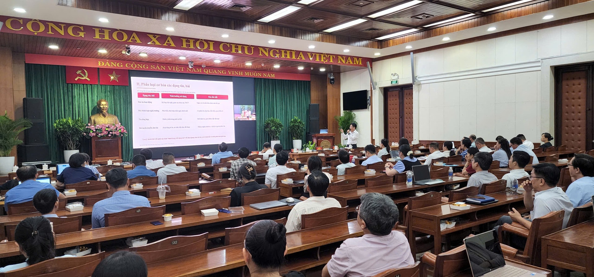 tien-si-chau-vu-pho-chanh-van-phong-doan-dbqh-va-hdnd-tap-huan-ky-nang-viet-tin-bai-tai-hoi-nghi.jpg