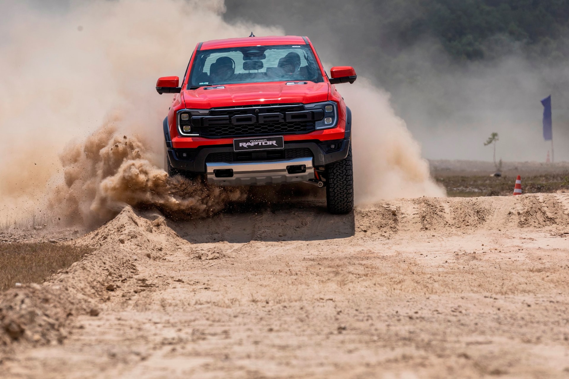 ford-moi-thang-5-2026-ranger-raptor.jpg