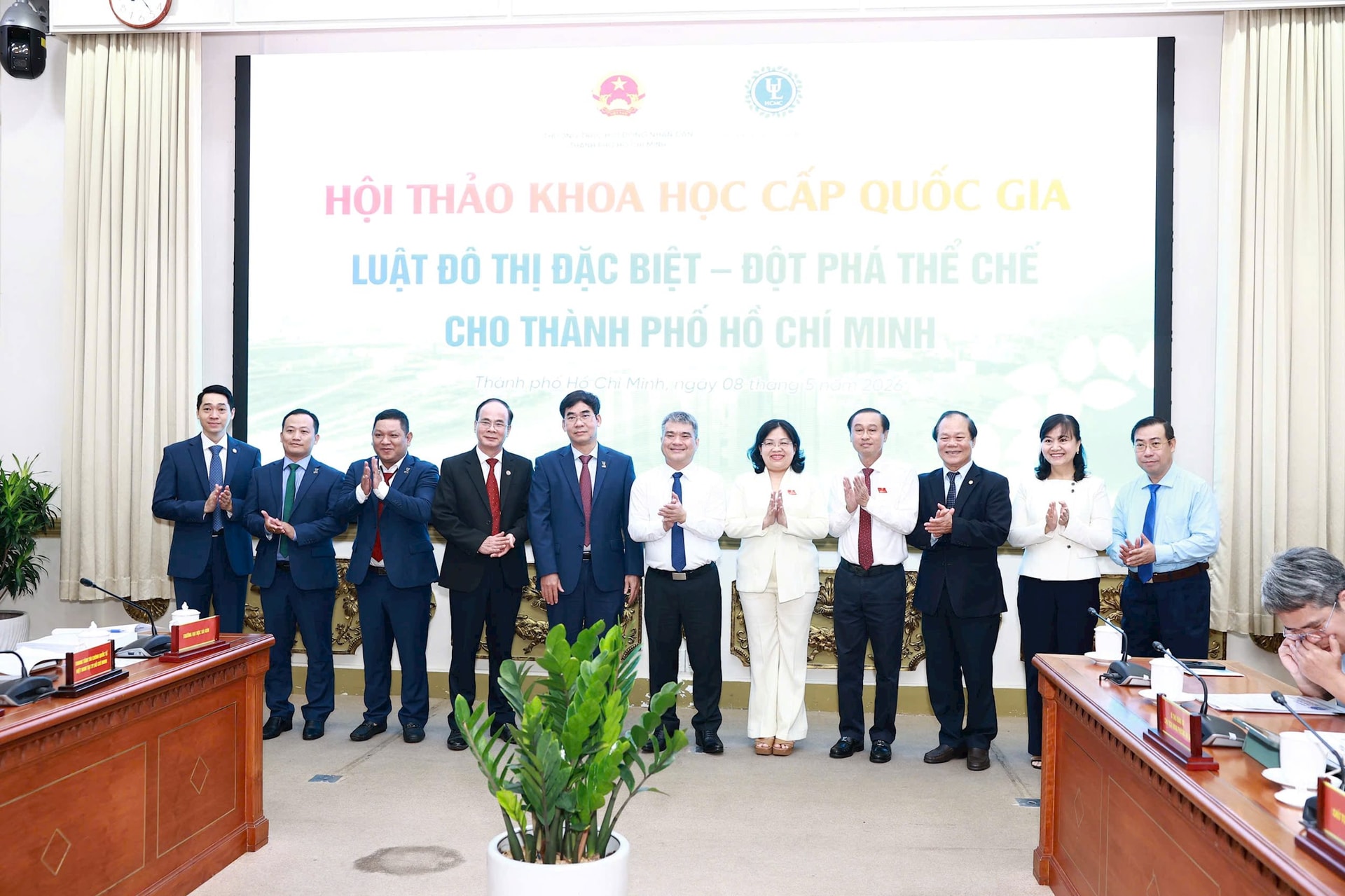 dai-bieu-chup-hinh.jpg
