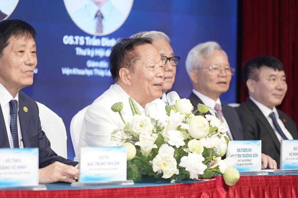 ct-nguyen-truong-son-tra-loi-bao-chi.jpg
