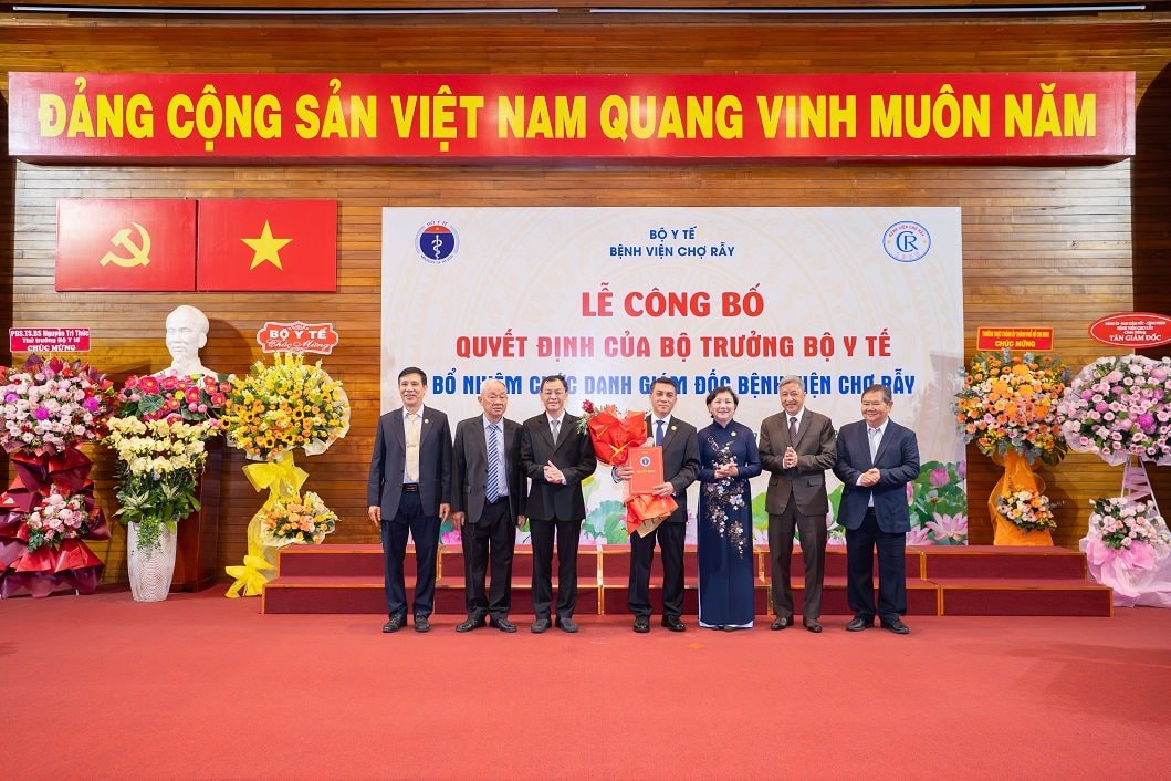 cac-the-he-lanh-dao-cua-benh-vien-cho-ray-chuc-mung-bs.ckii-pham-thanh-viet-dam-nhan-chuc-vu-giam-doc-benh-vien-cho-ray.jpg
