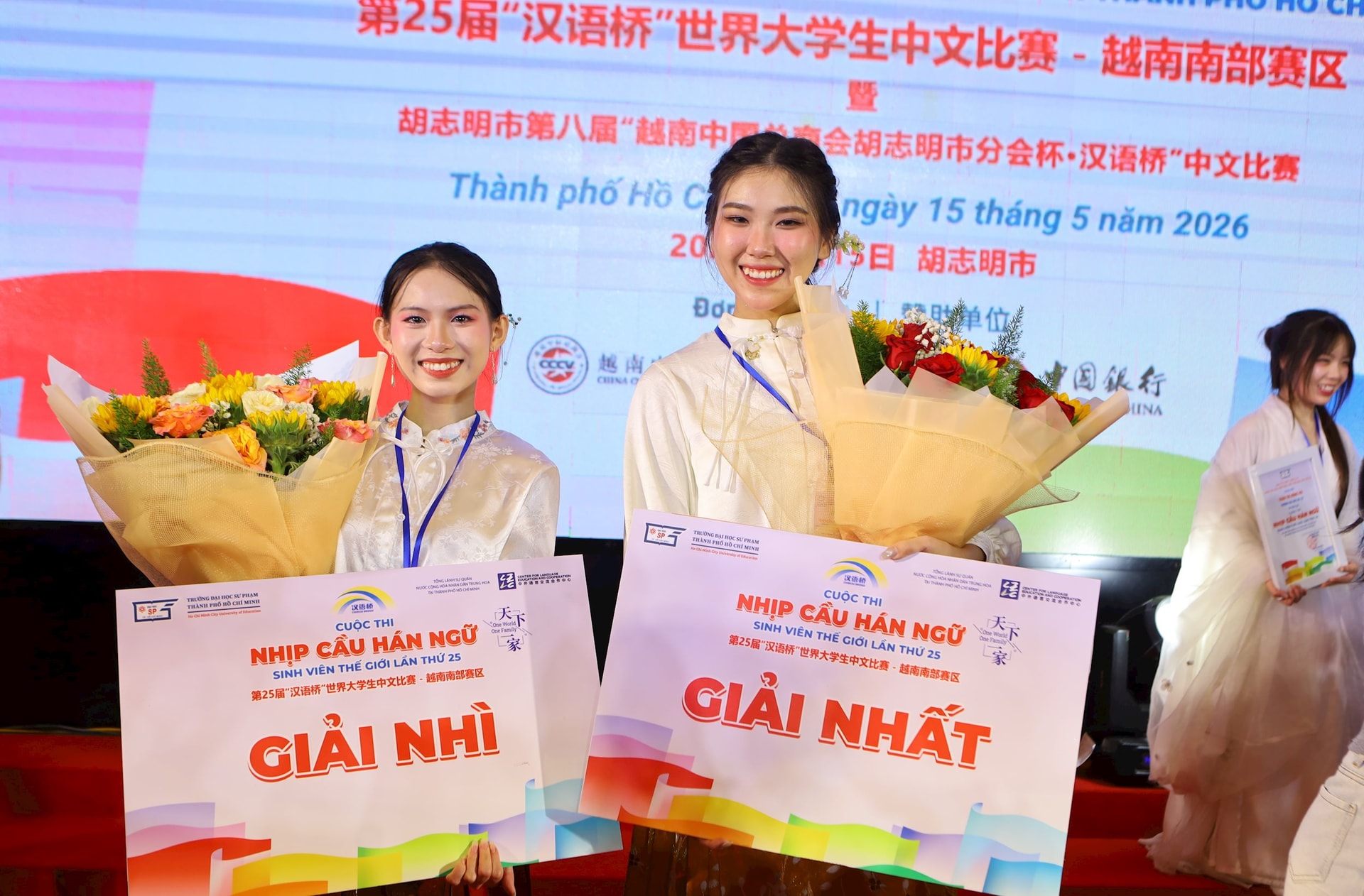 2-sinh-vien-truong-dhsp-tphcm-dat-giai.jpg