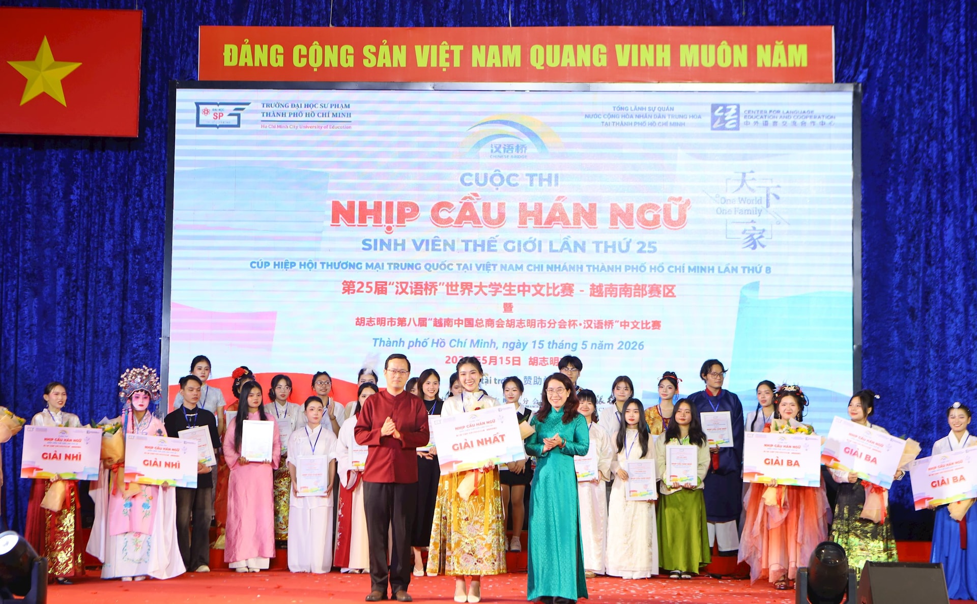 4-sinh-vien-truong-dhsp-tphcm-dat-giai.jpg