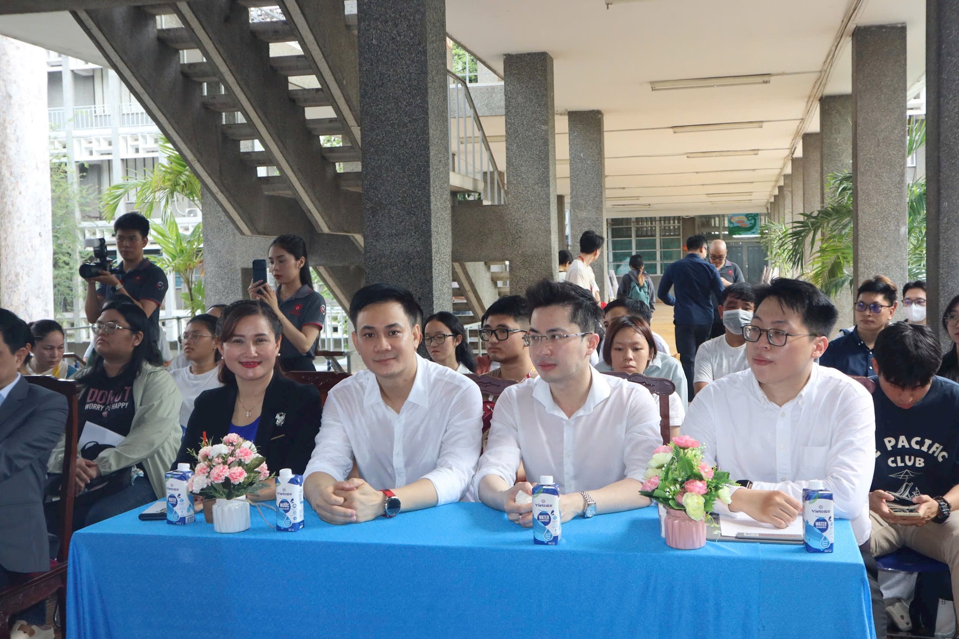 dai-bieu-trien-lam.jpg