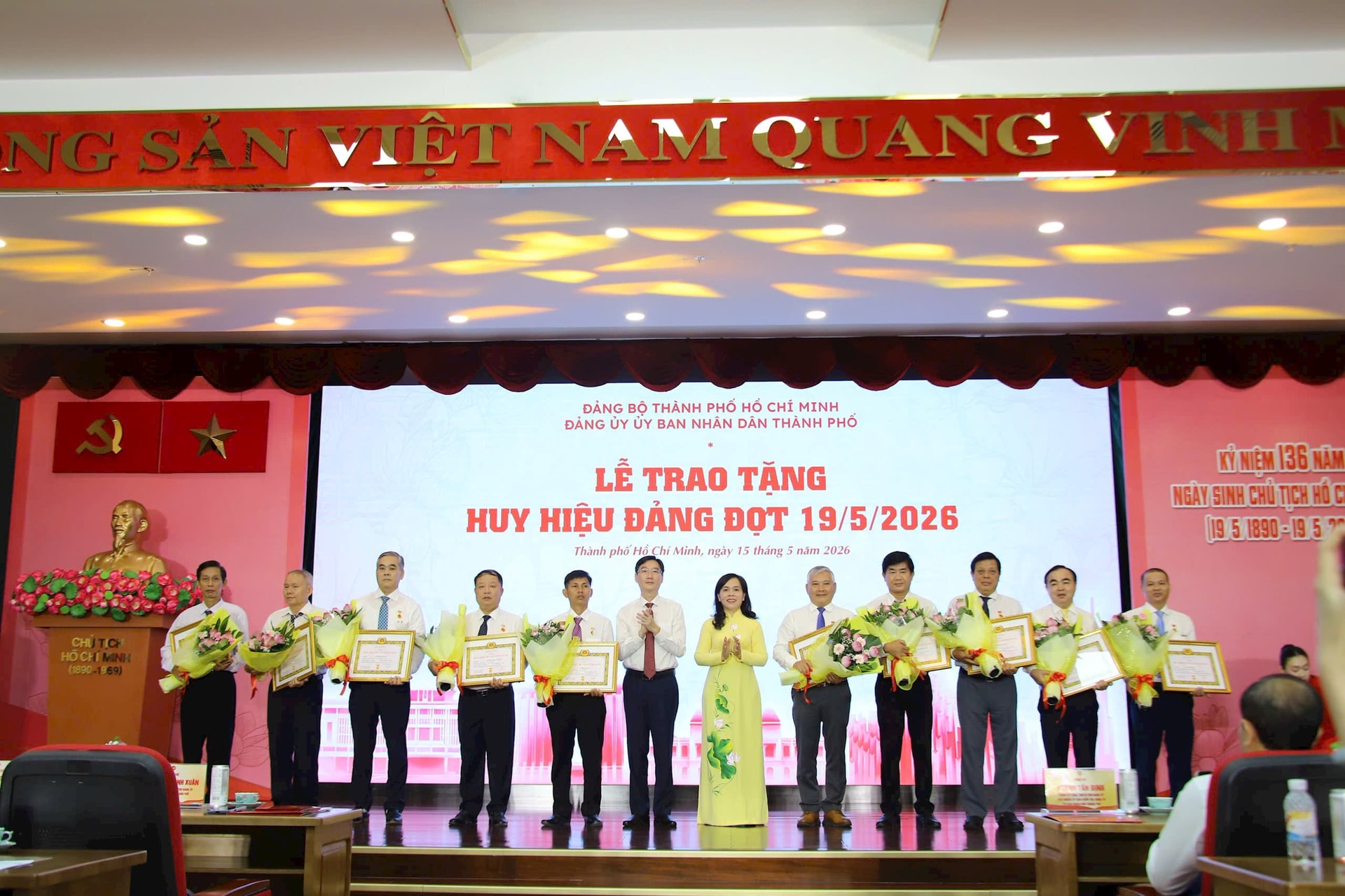 trao-huy-hieu-2.jpg