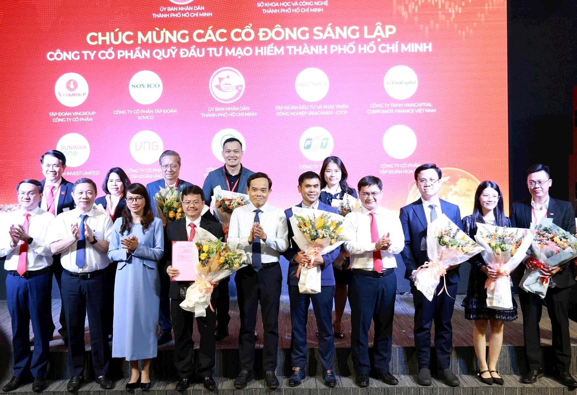 hinh-1-ong-tran-luu-quang-uy-vien-bo-chinh-tri-bi-thu-thanh-uy-tp.hcm-tang-hoa-chuc-mung-cac-co-dong-sang-lap-quy-dau-tu-mao-hiem-tphcmjpg.jpg