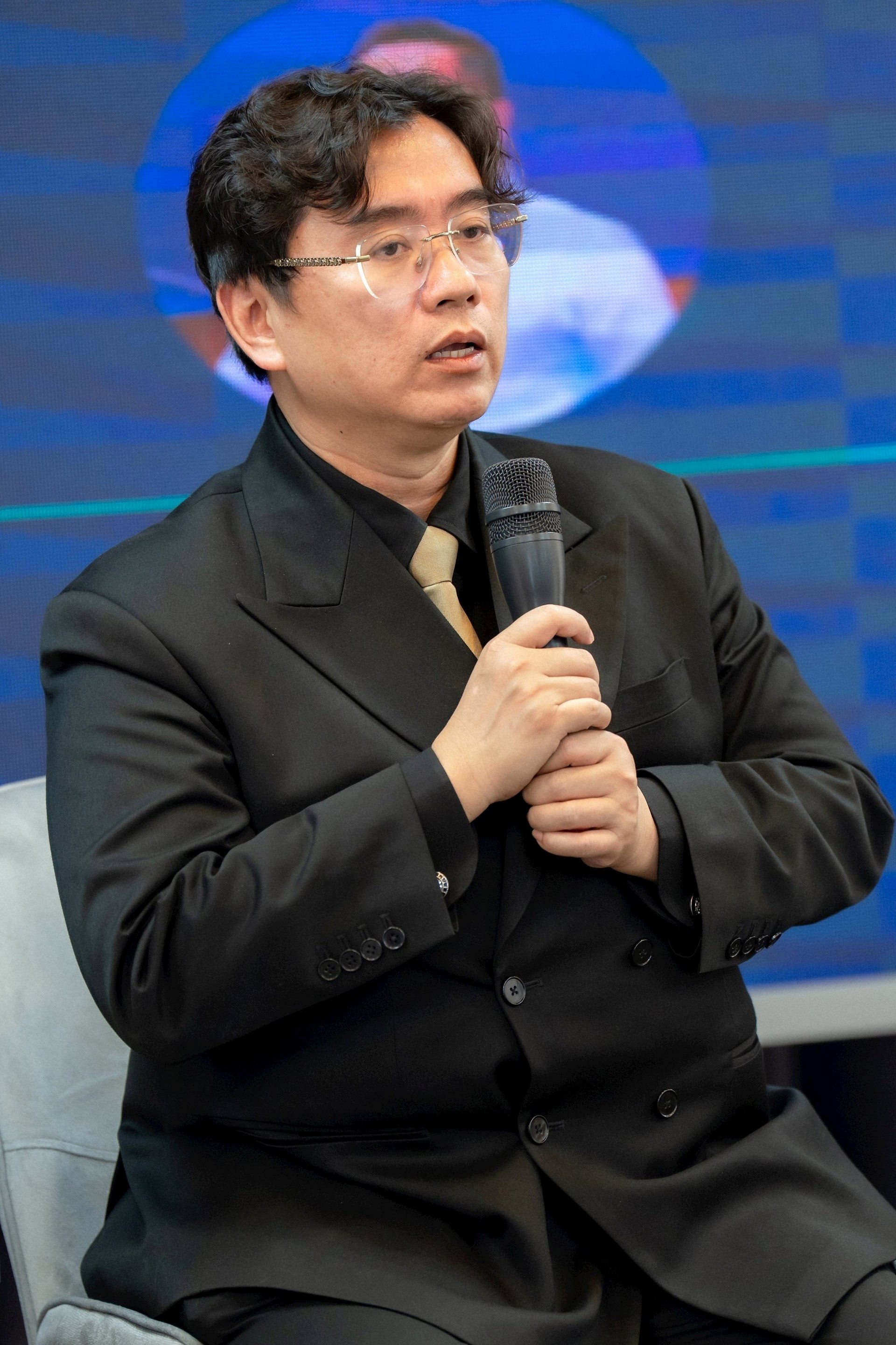 luat-su-phan-vu-tuan.jpg