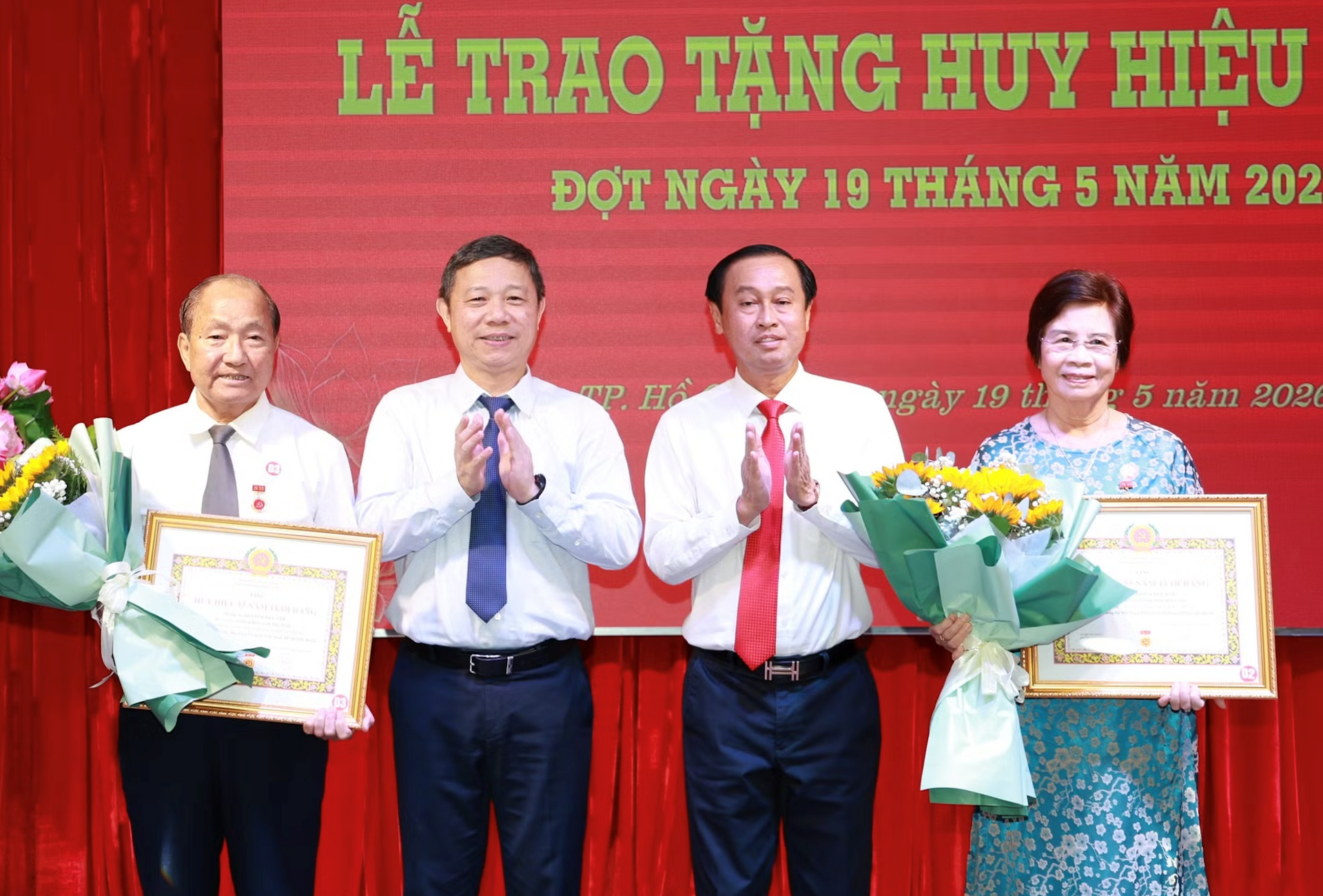 le-trao-huy-hieu.png