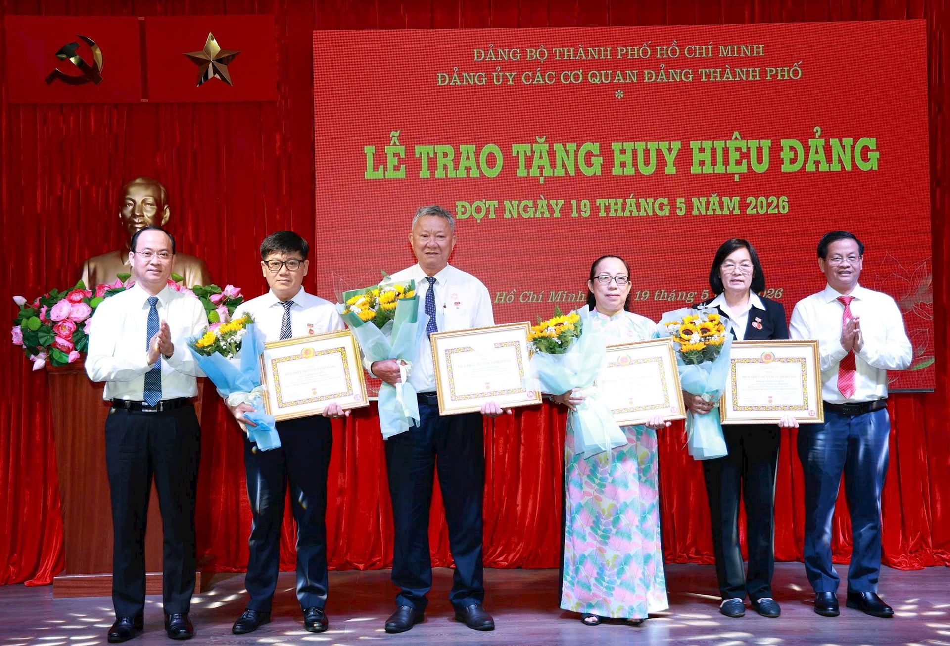 trao-huy-hieu-2.jpg