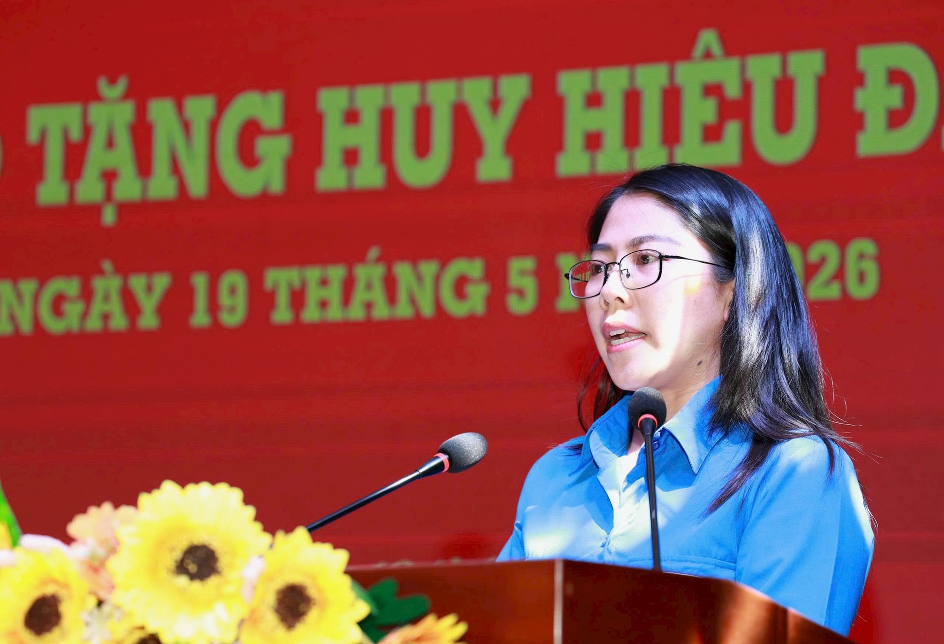 trao-huy-hieu-3.jpg