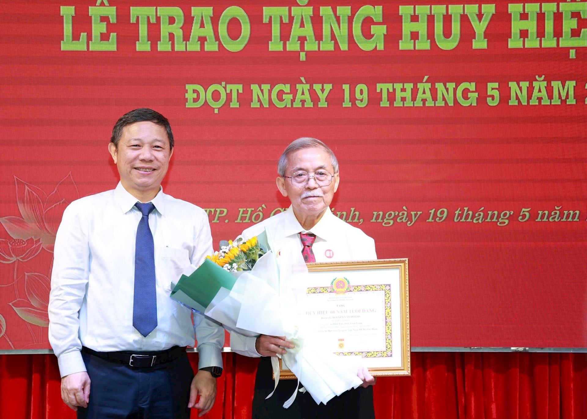 trao-huy-hieu.jpg