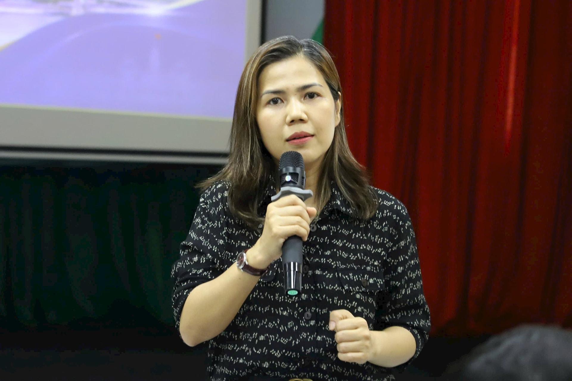 ths-nhung-so-khcn.jpg