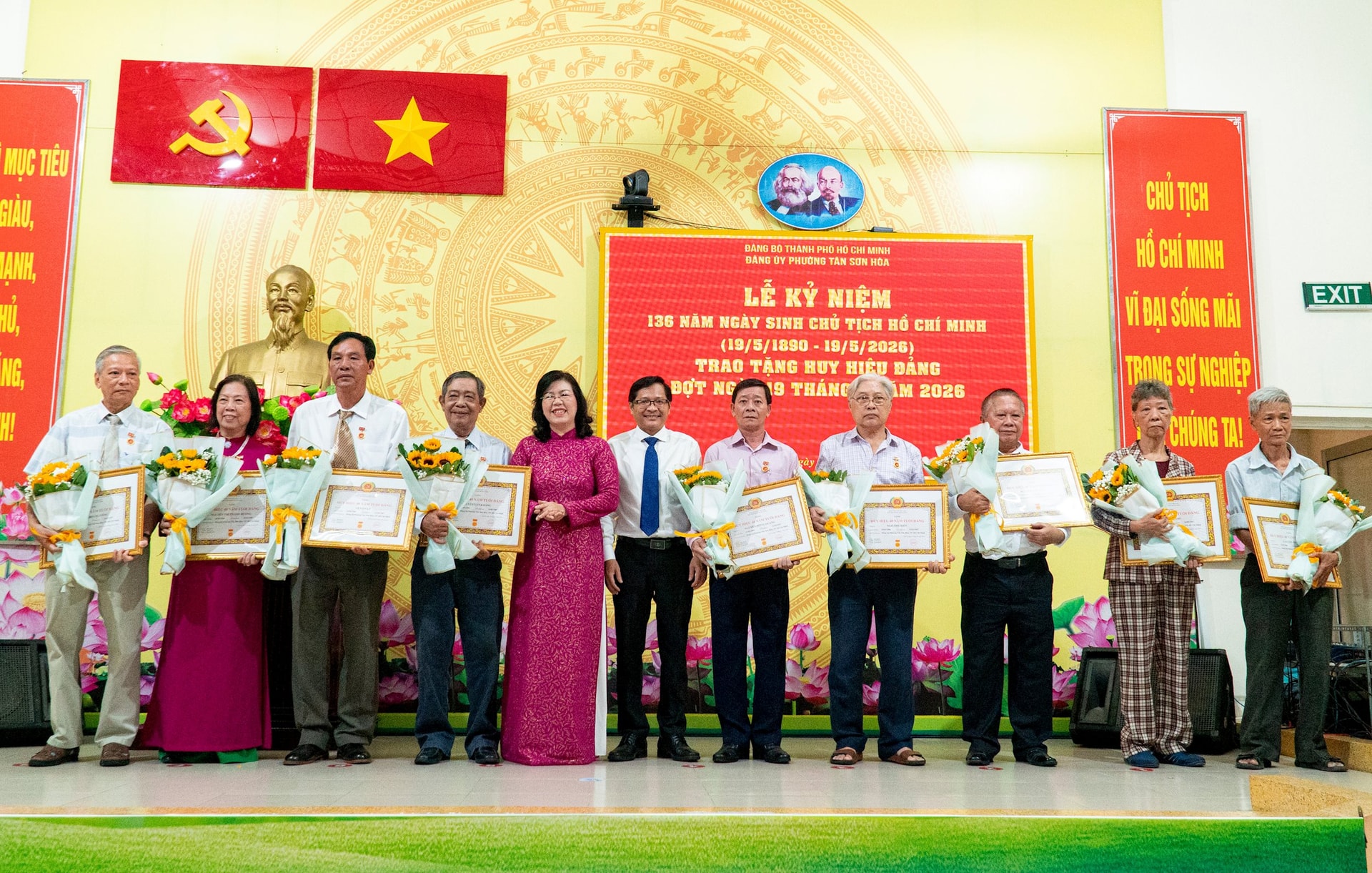 trao-huy-hieu-dang-tsh-3.jpg