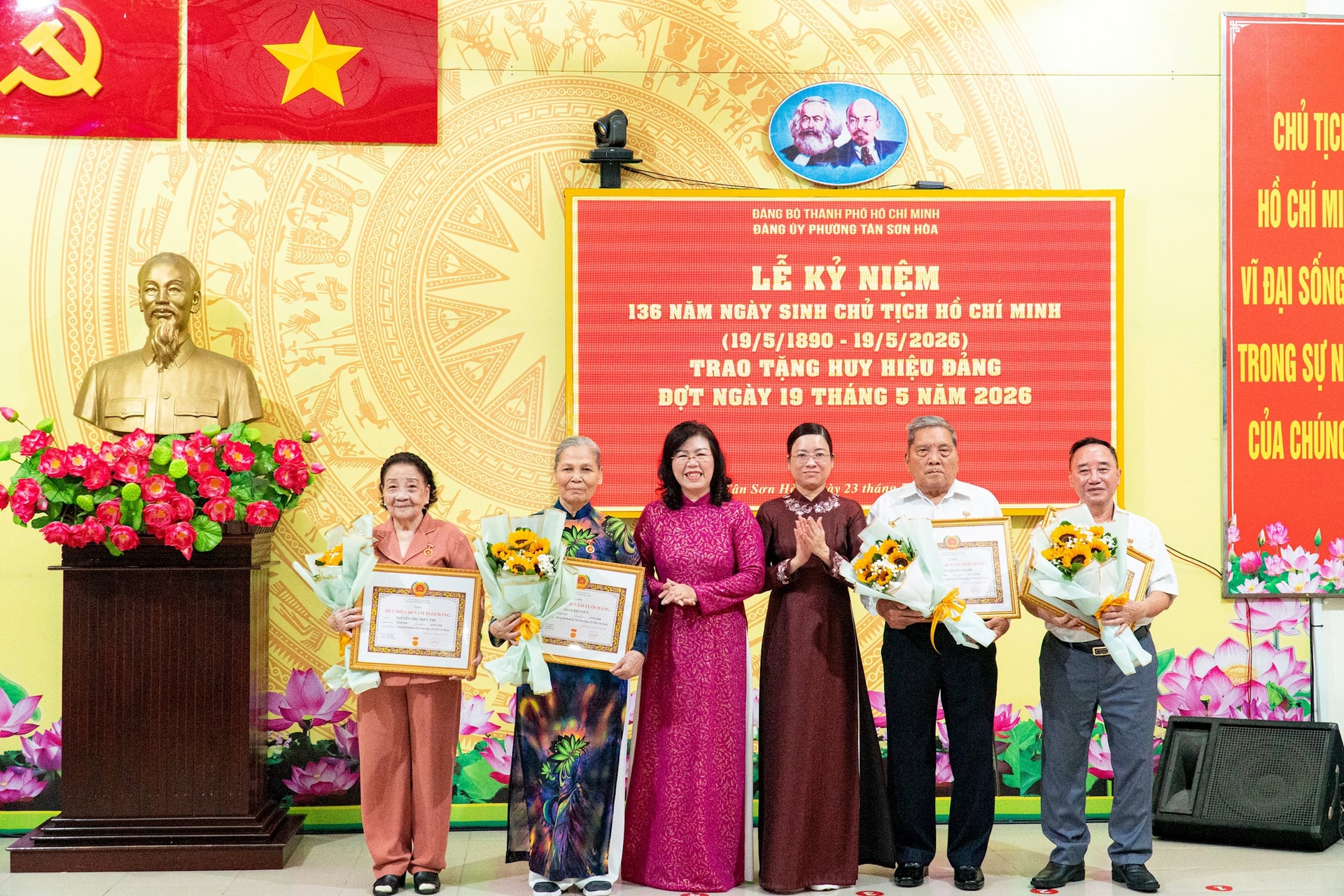 trao-huy-hieu-dang-tsh.jpg