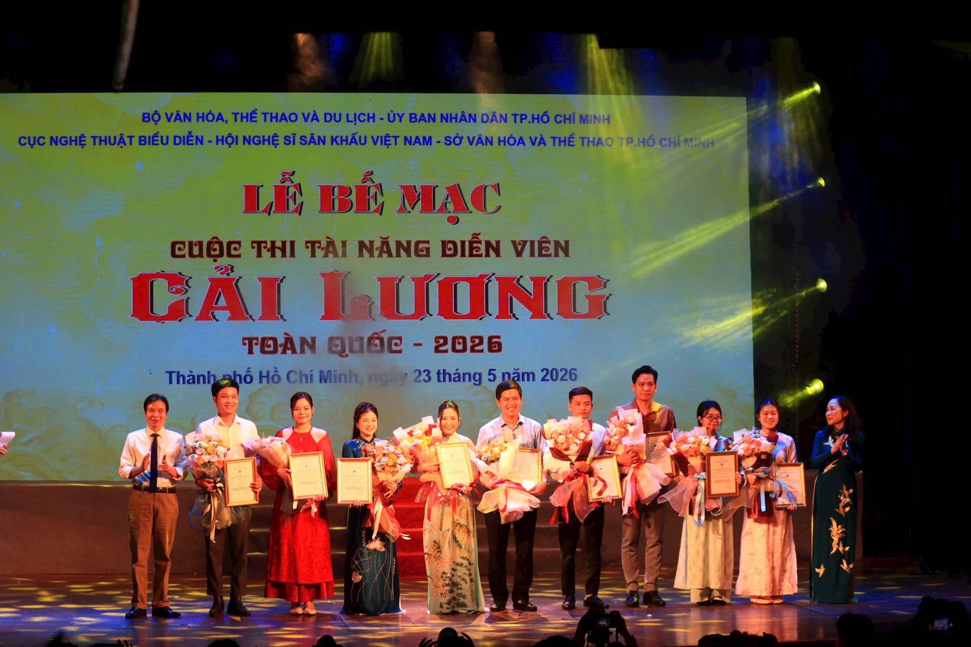 giai-hoi-nghe-si-san-khau.jpg