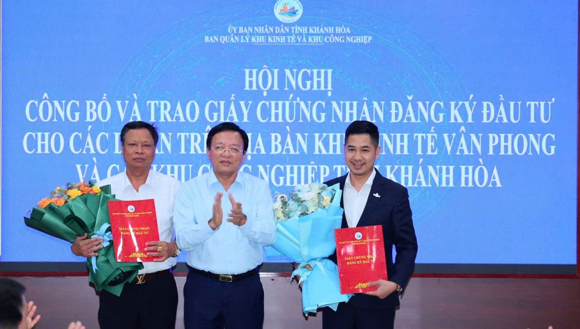 ong-le-huyen-tinh-uy-vien-pho-chu-tich-ubnd-tinh-khanh-hoa-trao-quyet-dinh-chap-thuan-chu-truong-dau-tu-dong-thoi-chap-thuan-la-nha-dau-tu-cho-cong-ty-co-phan-khu-cong-nghiep-stavian-1.jpg