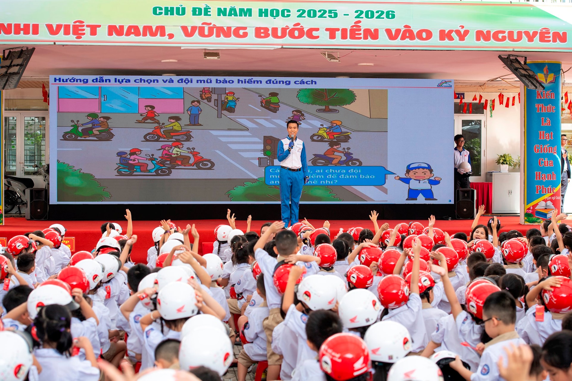 dao-tao-kien-thuc-atgt-cho-cac-em-hoc-sinh-lop-mot.jpg