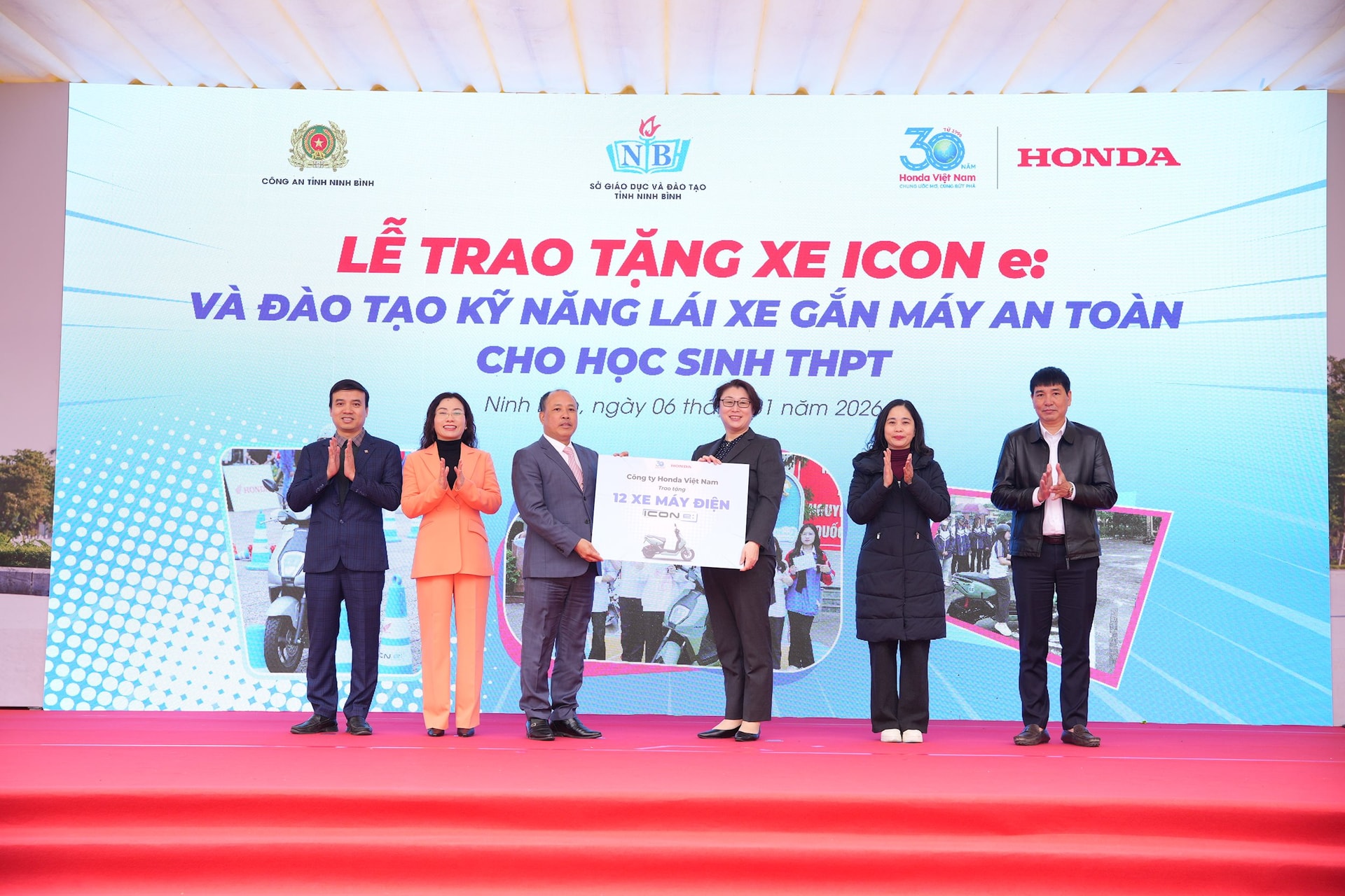 trao-tang-xe-gan-may-dien-honda-icon-e_-cho-cac-truong-thpt(1).jpg