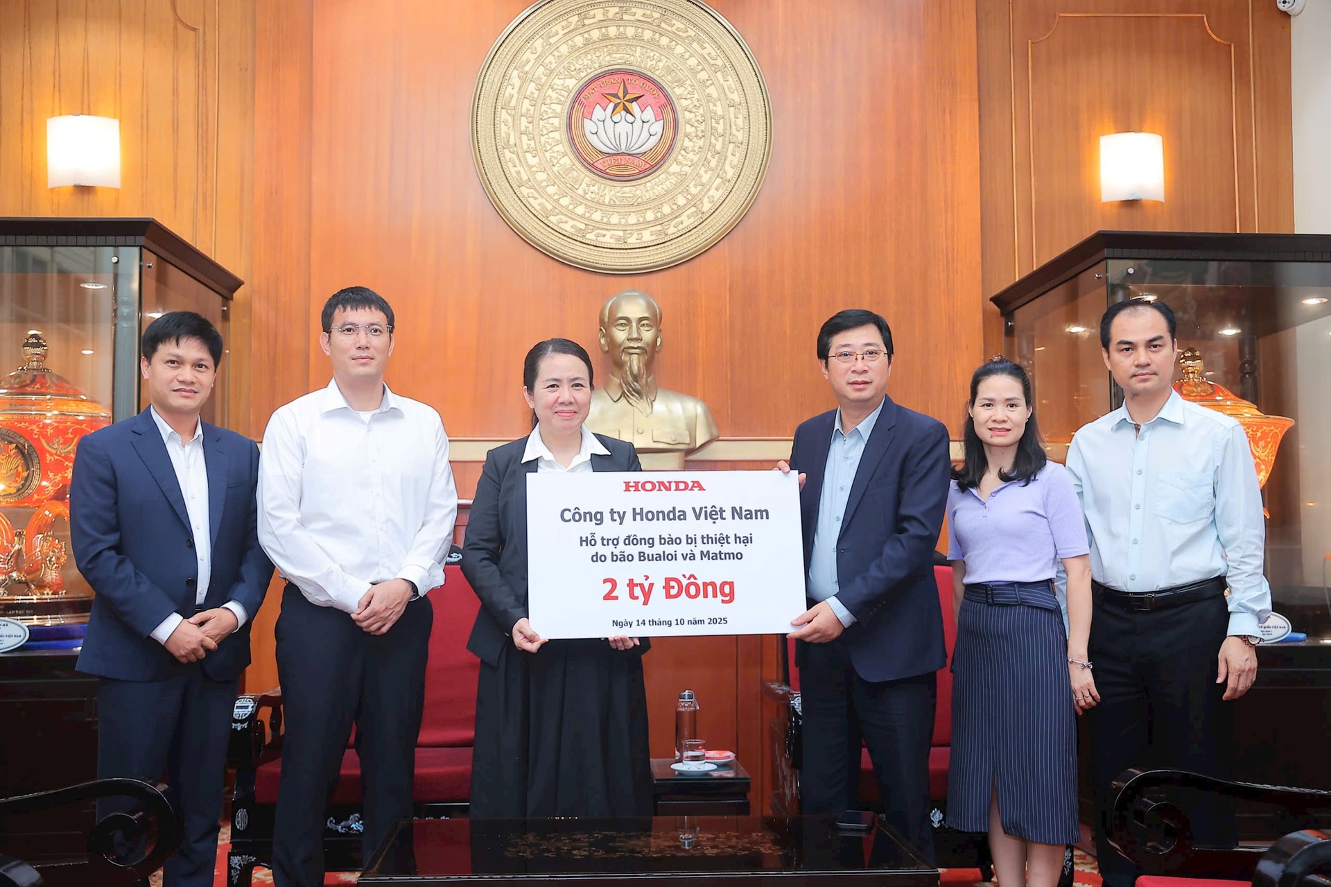 ung-ho-2-ty-dong-thong-qua-uy-ban-trung-uong-mat-tran-to-quoc-viet-nam.jpg