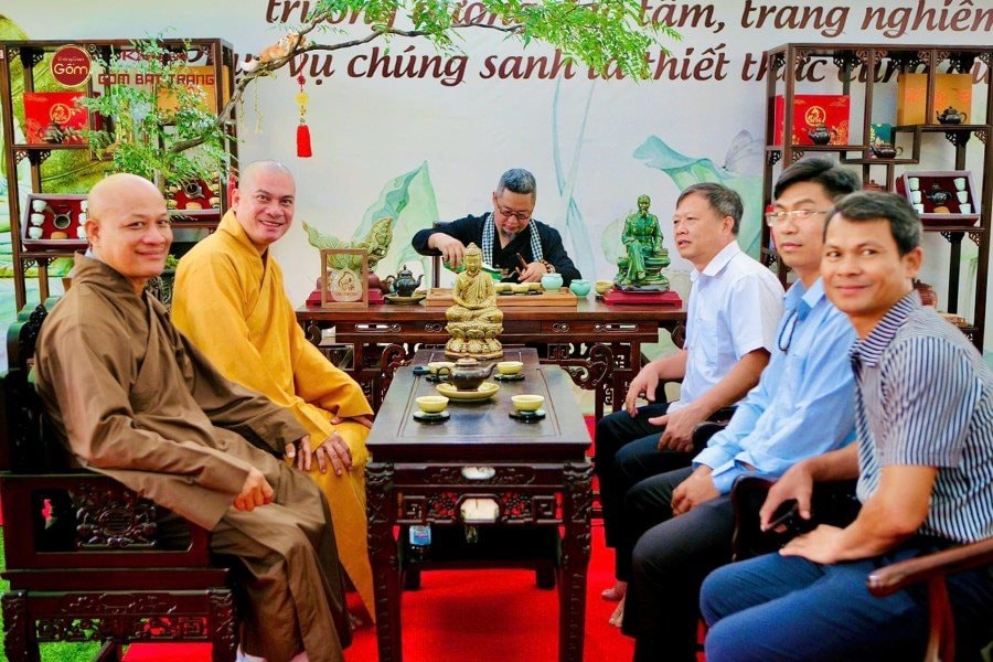 nghe-thuat-phat-giao-tren-gom-su-pr3.jpg