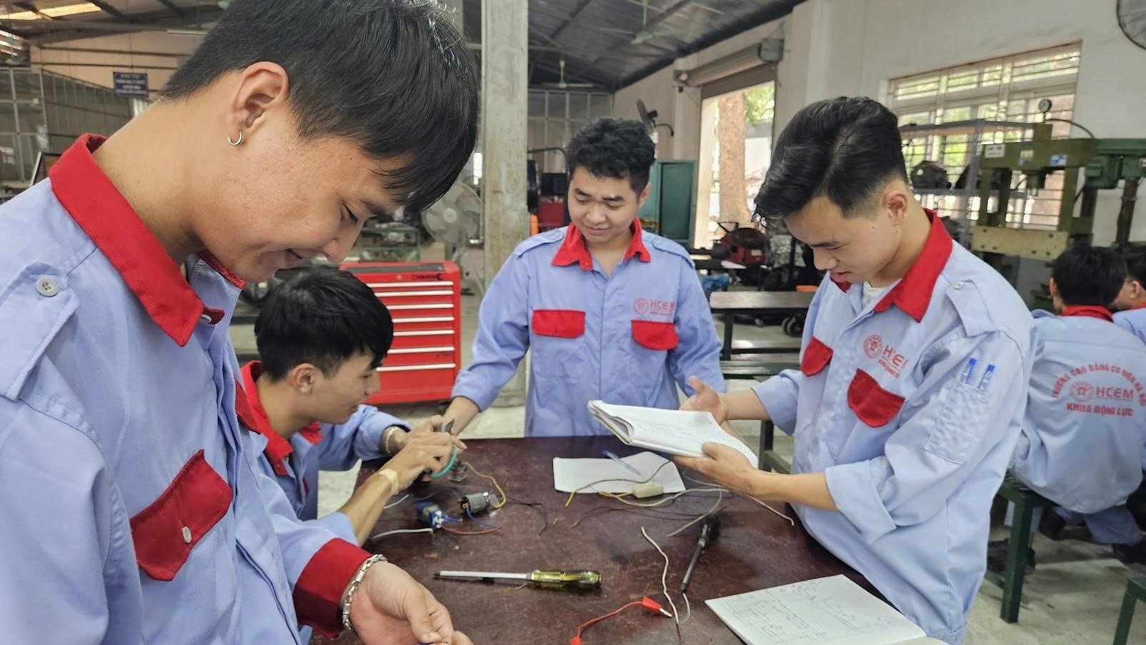 sinh-vien-duoc-dao-tao-trong-chuong-trinh-hoc-bong-day-nghe-toyota-1-a.jpg