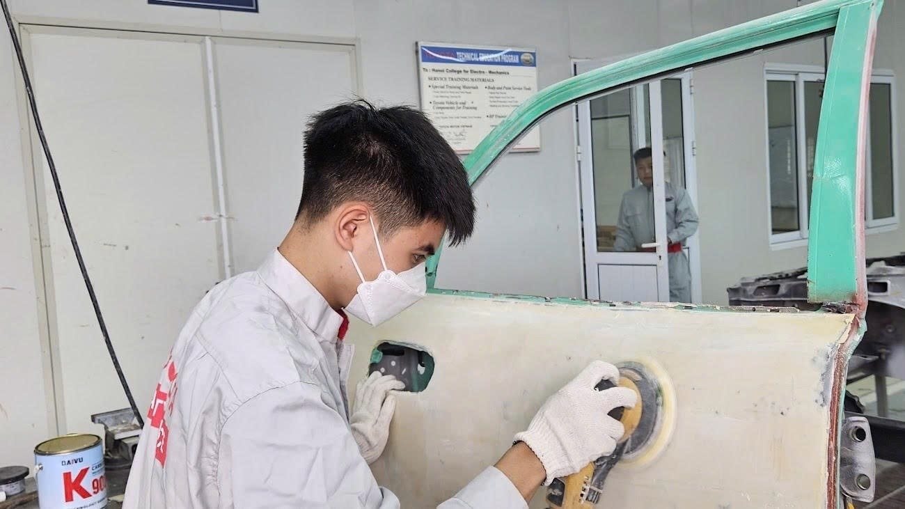 sinh-vien-duoc-dao-tao-trong-chuong-trinh-hoc-bong-day-nghe-toyota-3-.jpg