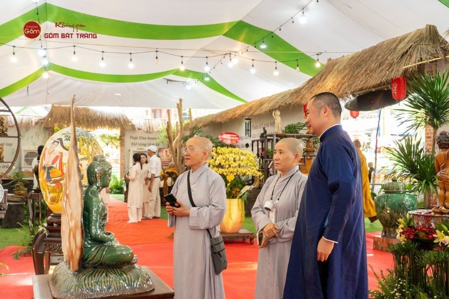tham-quan-trien-lam-nghe-thuat-phat-giao-tren-gom-su.jpg