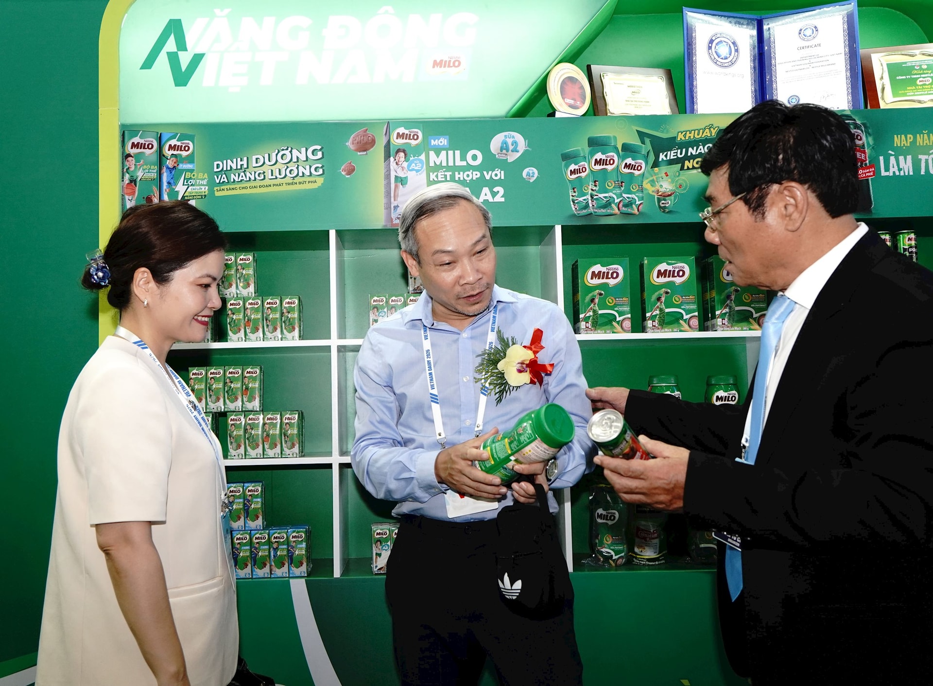 dai-bieu-tham-quan-gian-hang-cua-nestle-milo-tai-trien-lam-quoc-te-nganh-sua-2026.jpg