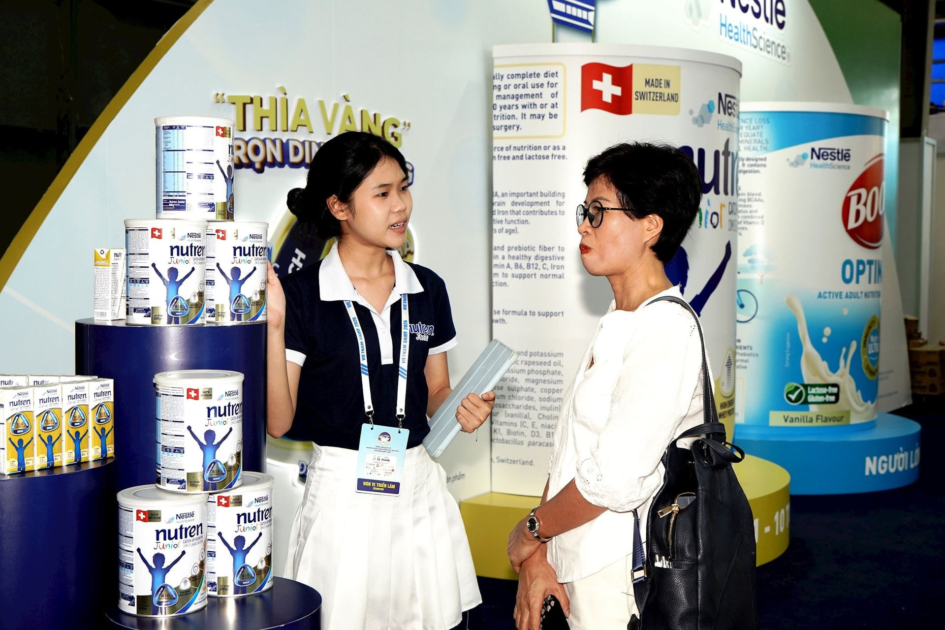 khach-tham-quan-tim-hieu-thong-tin-ve-san-pham-tai-gian-hang-nestle-health-science.jpg